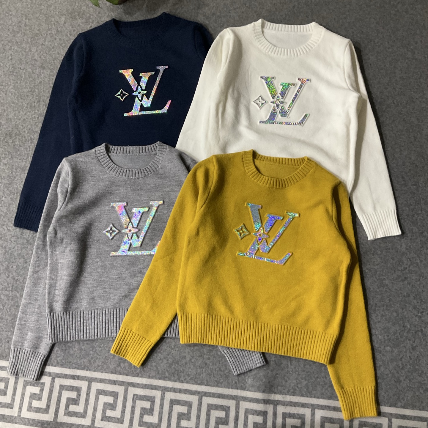 LV 精品仿製 女士短袖針織上衣 銀光字母徽標 時尚百搭｜歐美奢侈品精品推薦