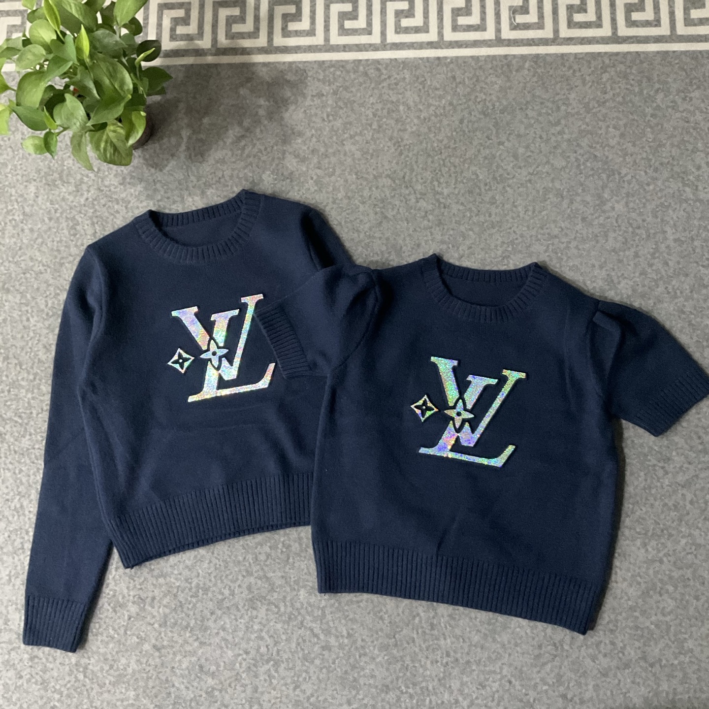LV 精品仿製 女士短袖針織上衣 銀光字母徽標 時尚百搭｜歐美奢侈品精品推薦