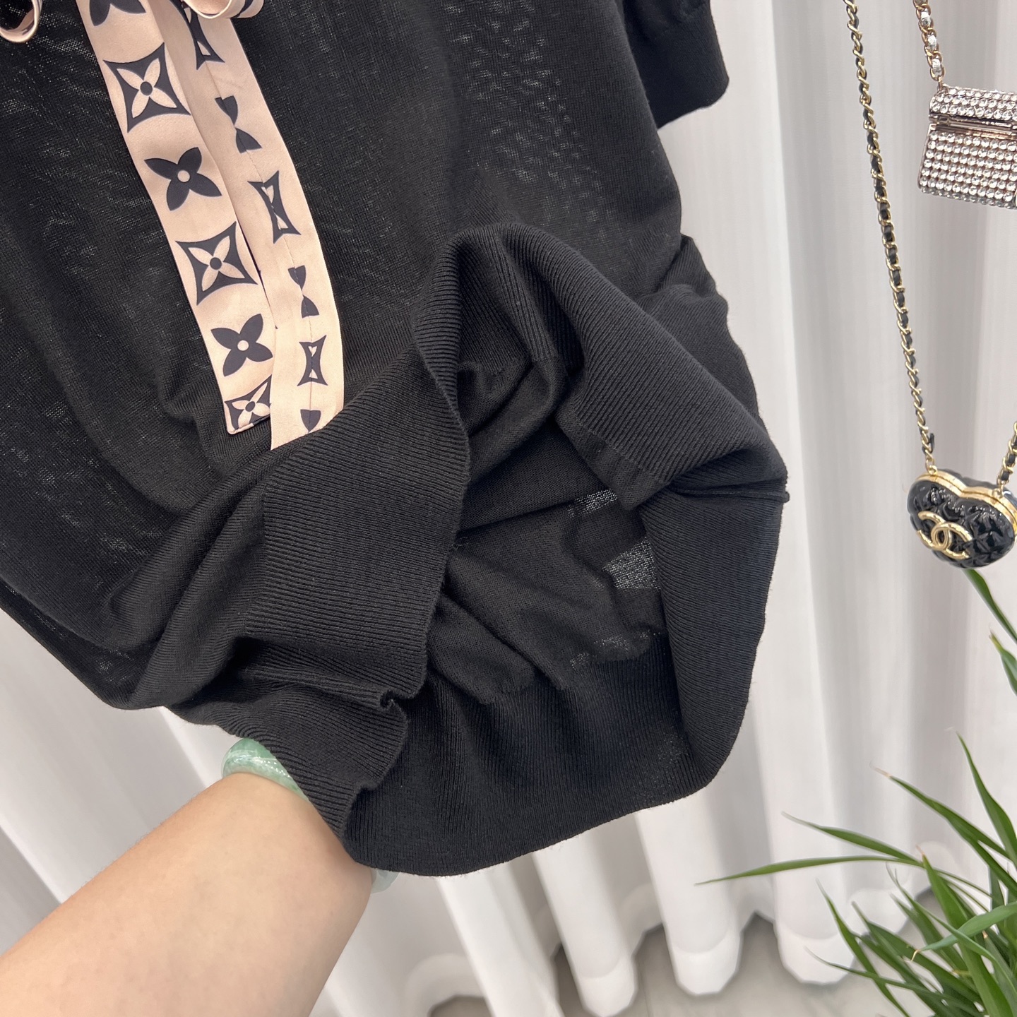 LV 高仿 女士短袖針織衫 綁帶領設計 黑色時尚款｜歐美奢侈品精品推薦