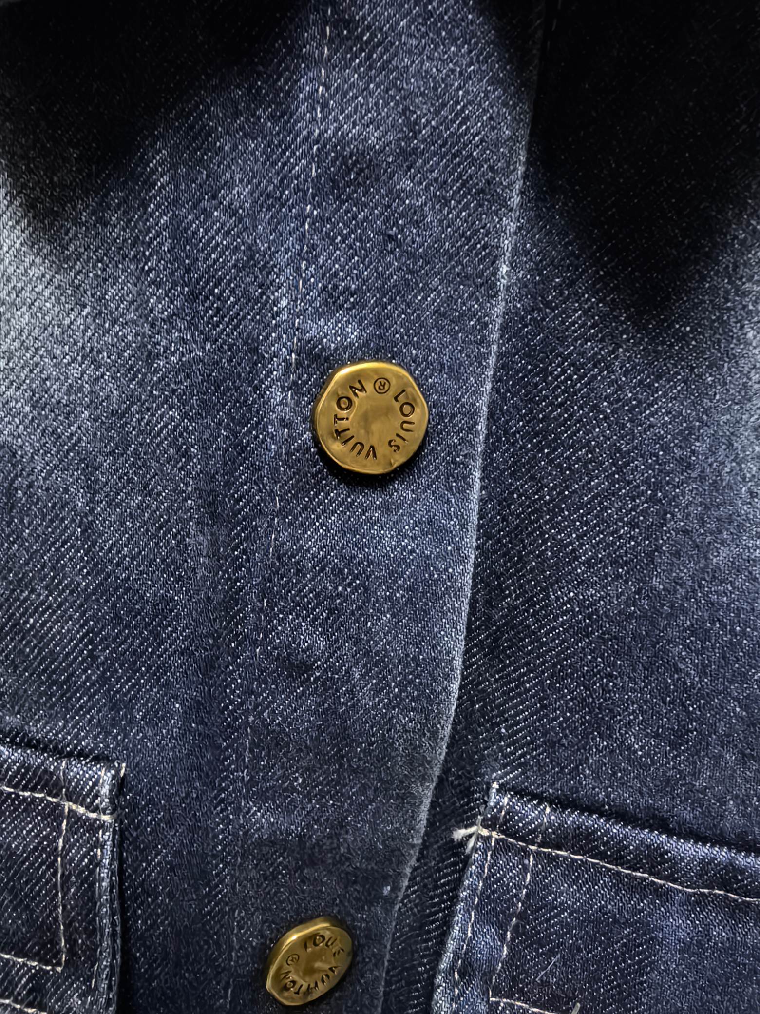 LV高仿男款牛仔襯衫復古刷色精緻金屬鈕設計｜歐美奢侈品精品推薦