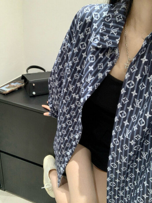 LV 原單藍白滿印襯衫 女士寬鬆時尚休閒款｜歐美奢侈品精品推薦