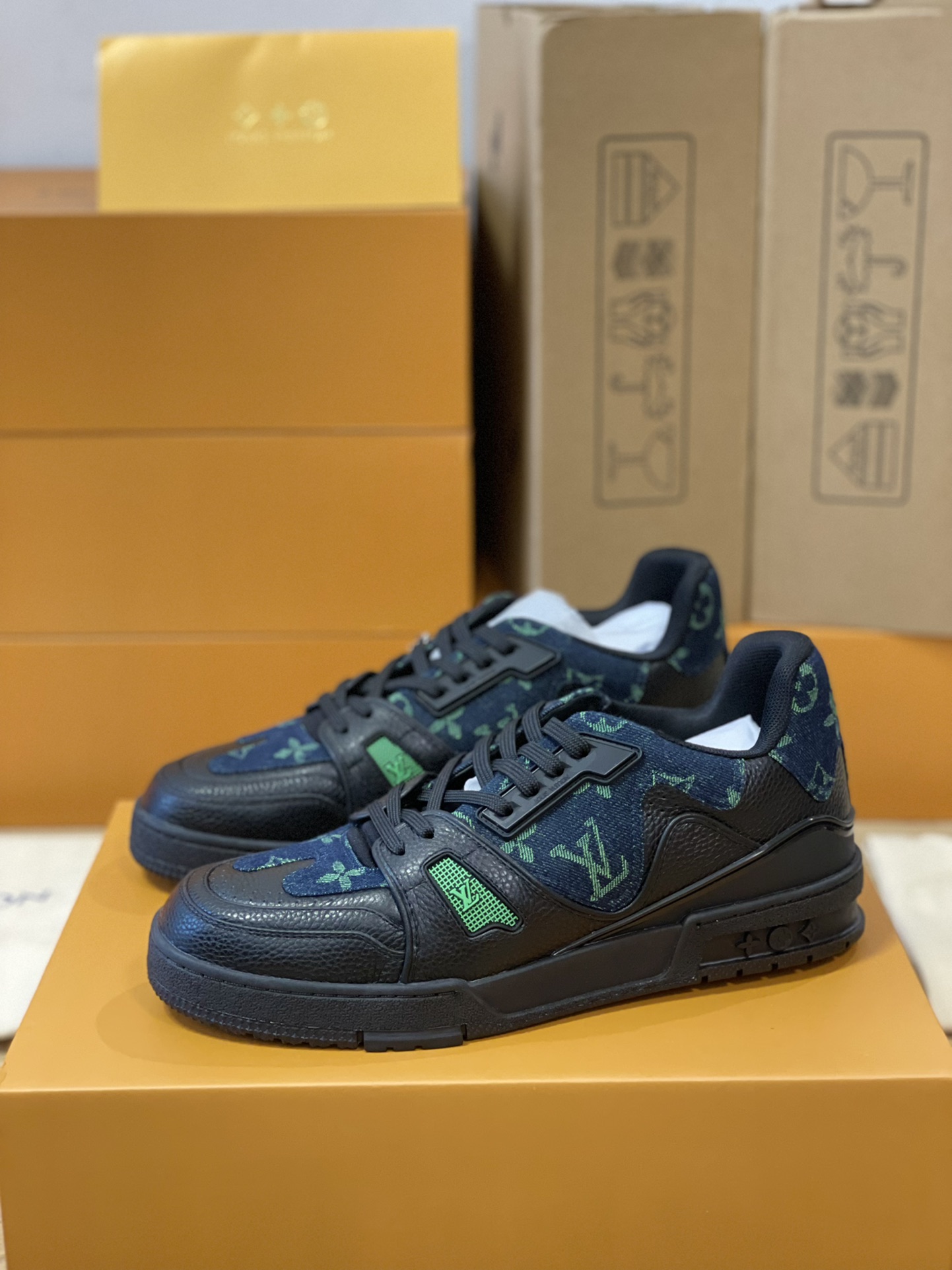 LV 高仿綠藍拼接運動鞋 低調品牌字樣設計款｜歐美奢侈品精品推薦