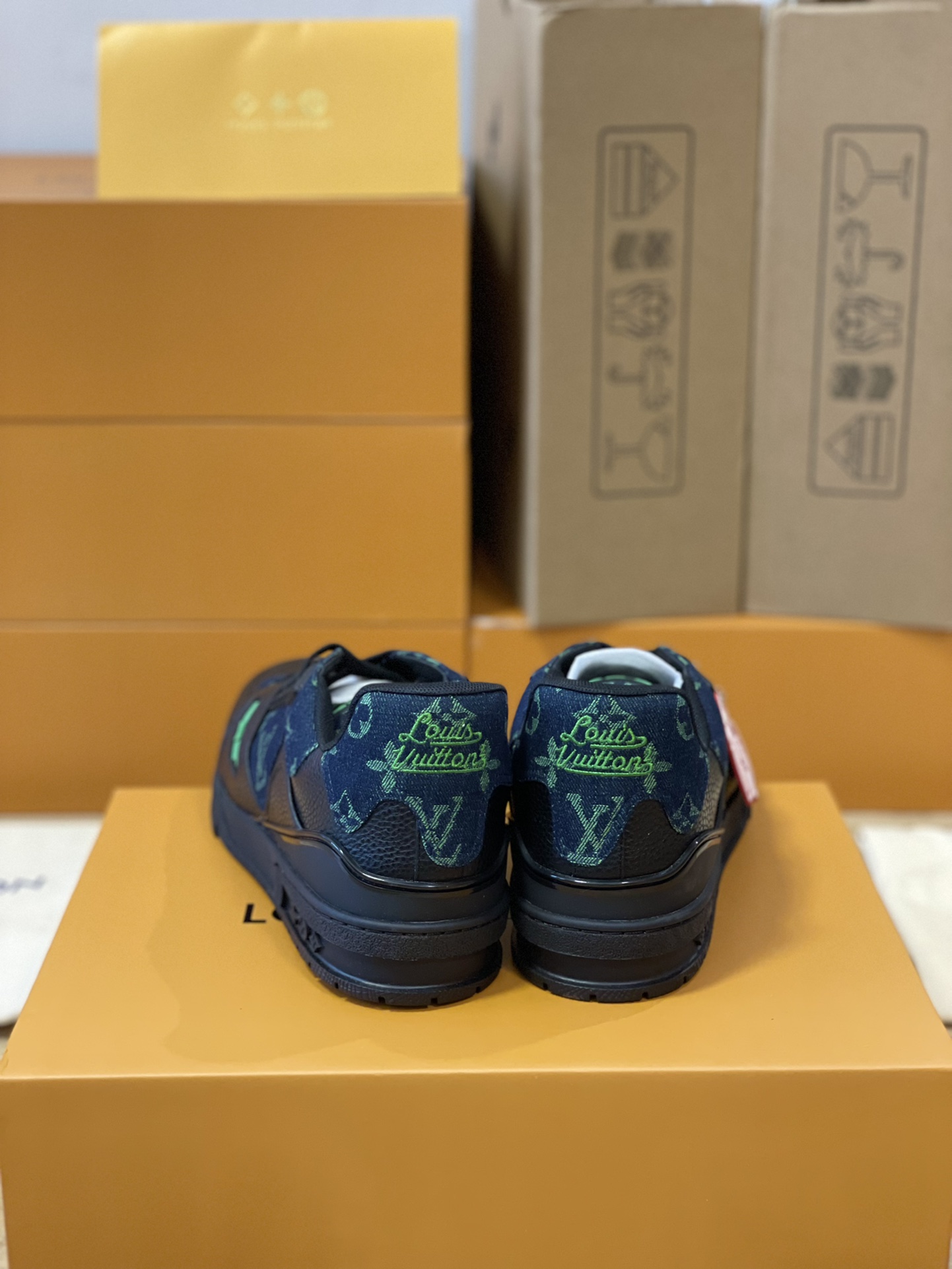 LV 高仿綠藍拼接運動鞋 低調品牌字樣設計款｜歐美奢侈品精品推薦