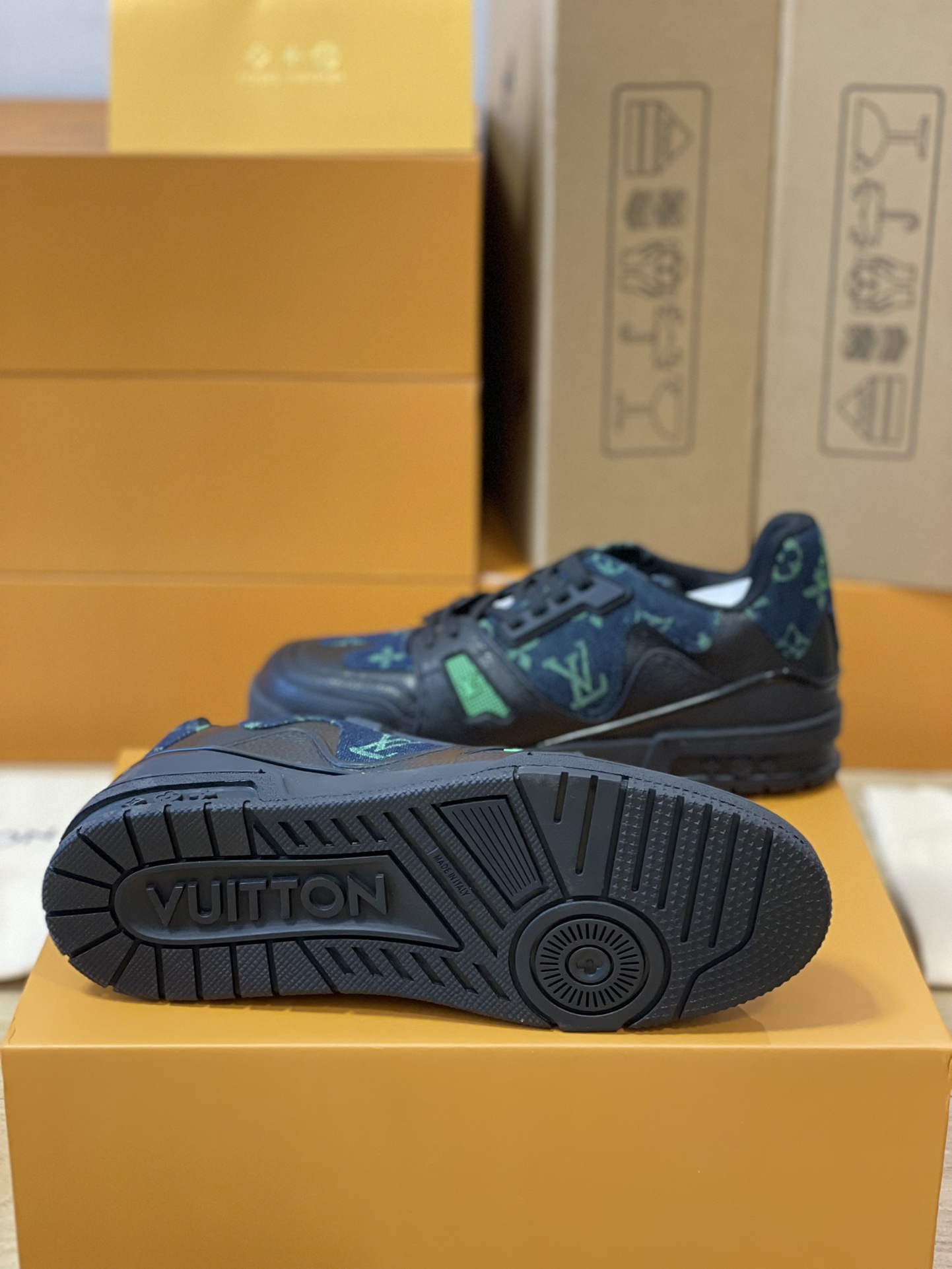 LV 高仿綠藍拼接運動鞋 低調品牌字樣設計款｜歐美奢侈品精品推薦