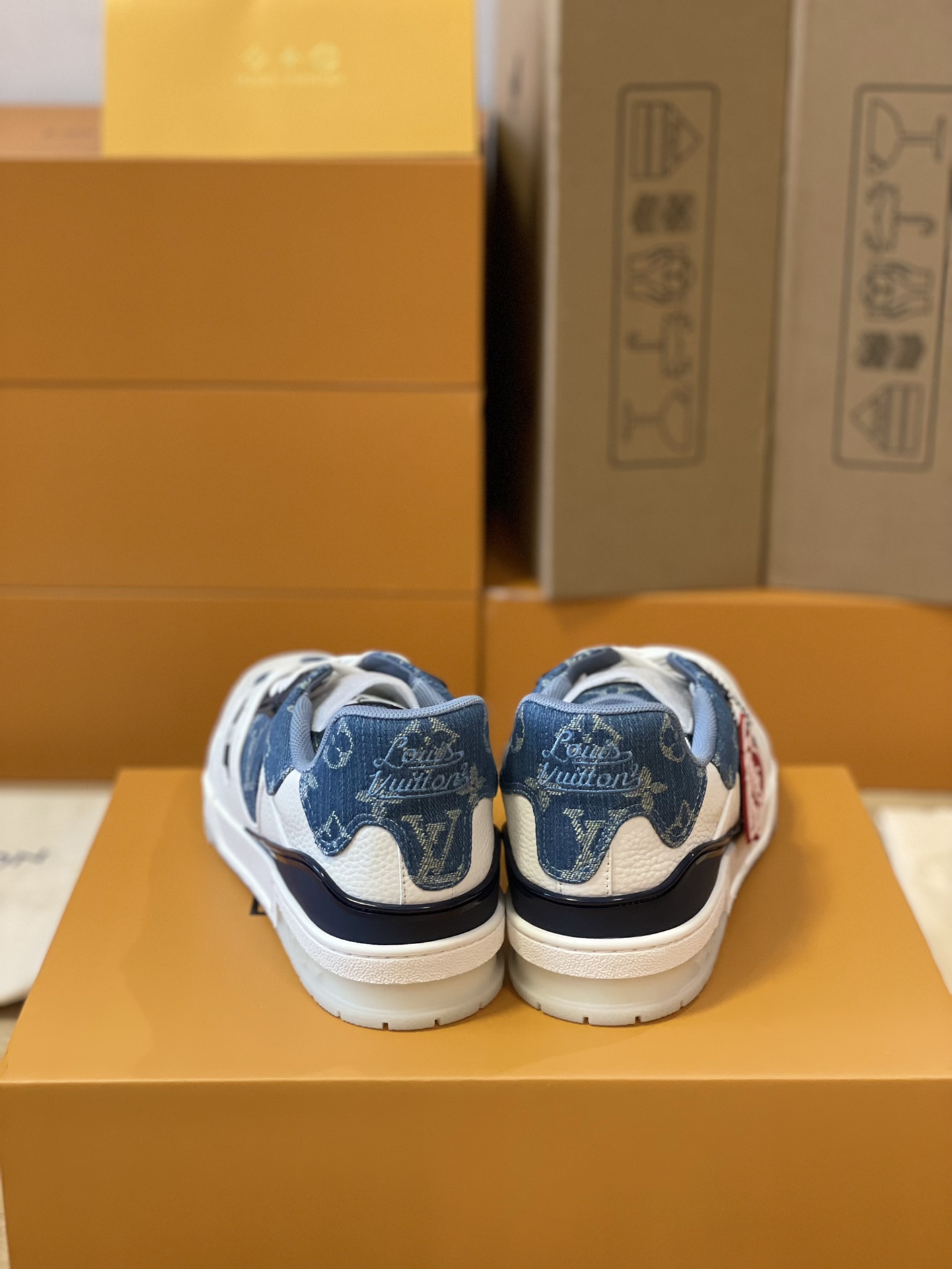 LV 一比一牛仔藍拼接運動鞋 休閒百搭款舒適再升級｜歐美奢侈品精品推薦