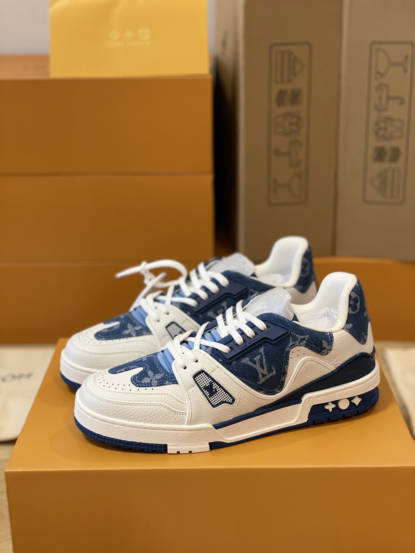 LV 原單藍白拼接牛仔運動鞋 復古元素注入潮流感｜歐美奢侈品精品推薦