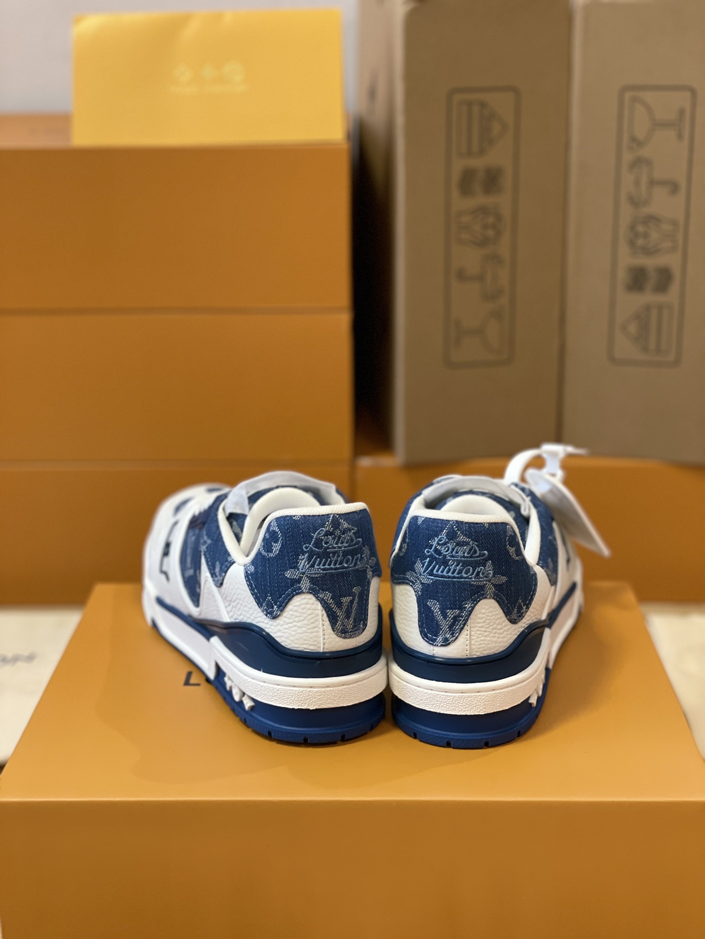 LV 原單藍白拼接牛仔運動鞋 復古元素注入潮流感｜歐美奢侈品精品推薦