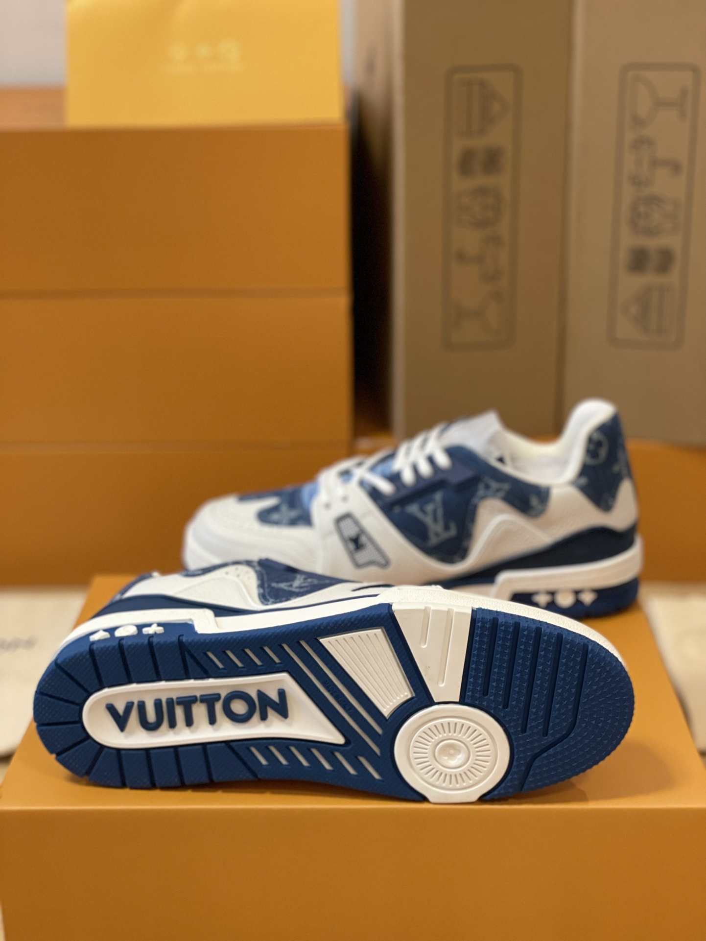 LV 原單藍白拼接牛仔運動鞋 復古元素注入潮流感｜歐美奢侈品精品推薦