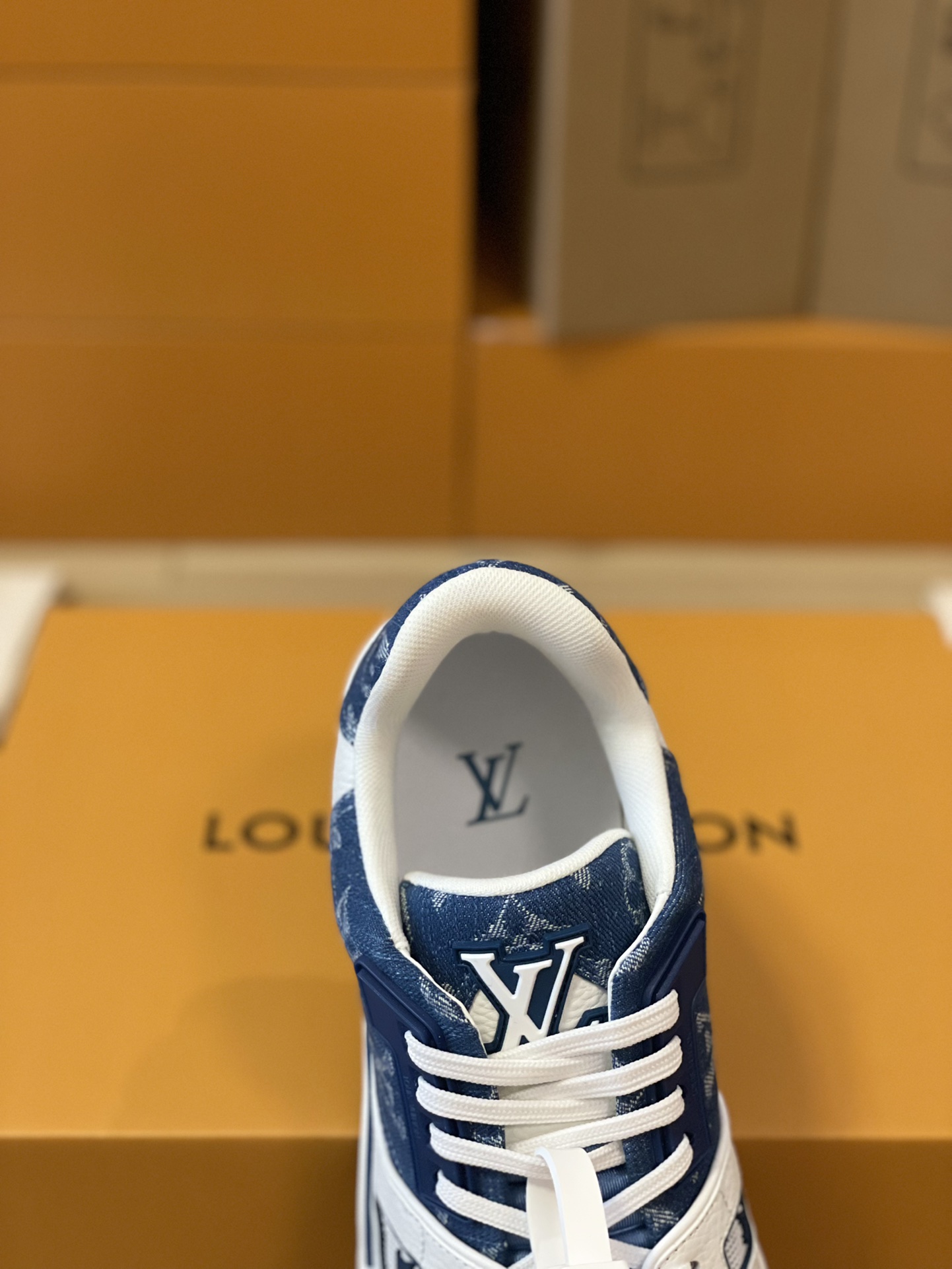LV 原單藍白拼接牛仔運動鞋 復古元素注入潮流感｜歐美奢侈品精品推薦