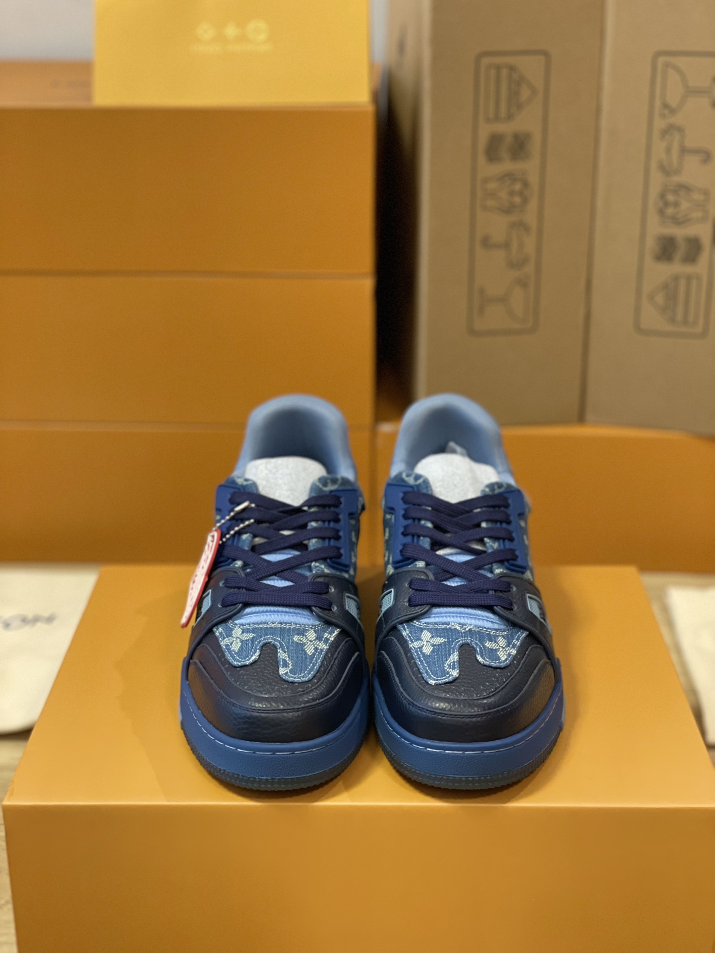 LV A貨深藍牛仔拼皮運動鞋 獨特色調展現街頭態度｜歐美奢侈品精品推薦