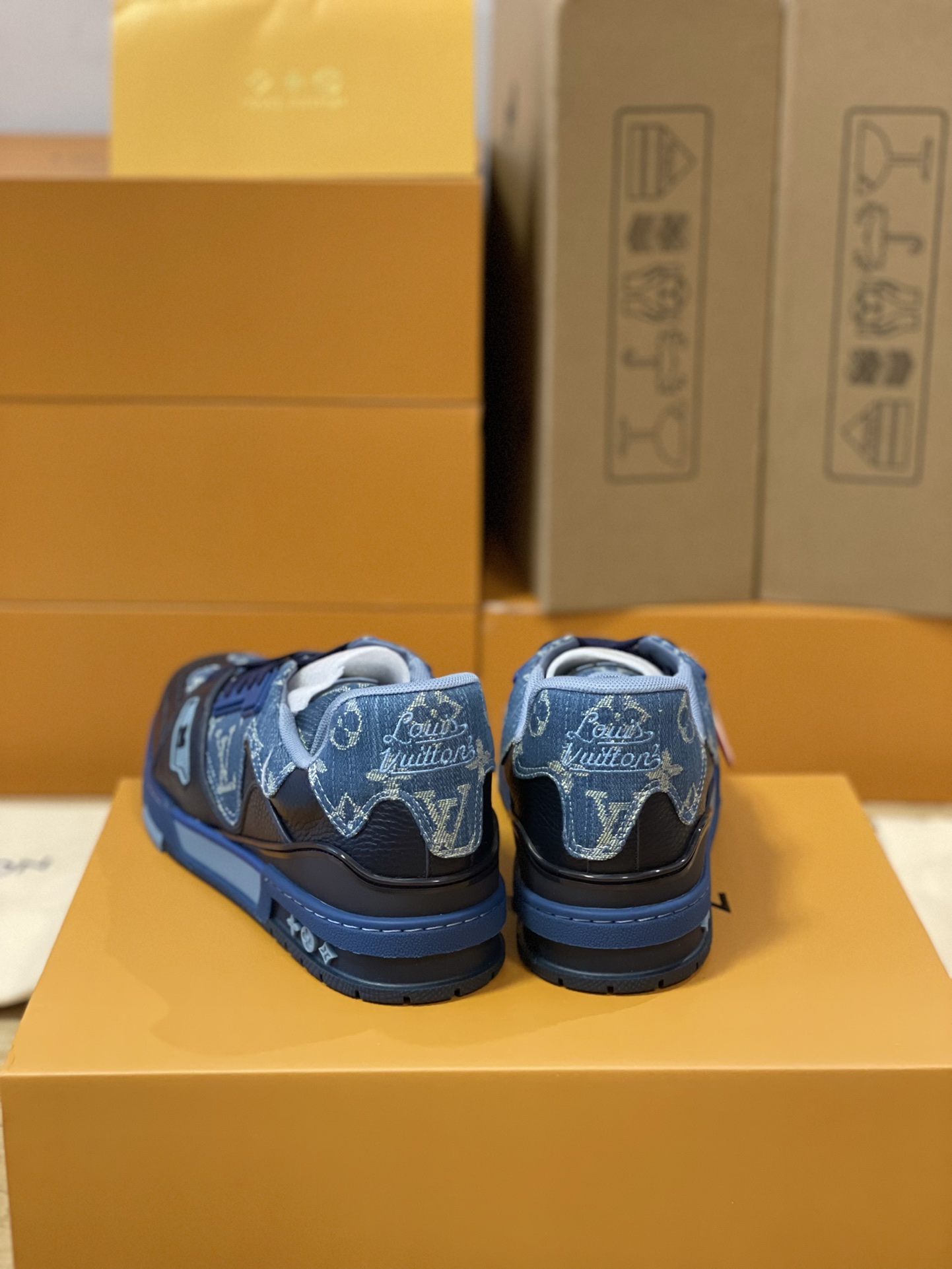 LV A貨深藍牛仔拼皮運動鞋 獨特色調展現街頭態度｜歐美奢侈品精品推薦