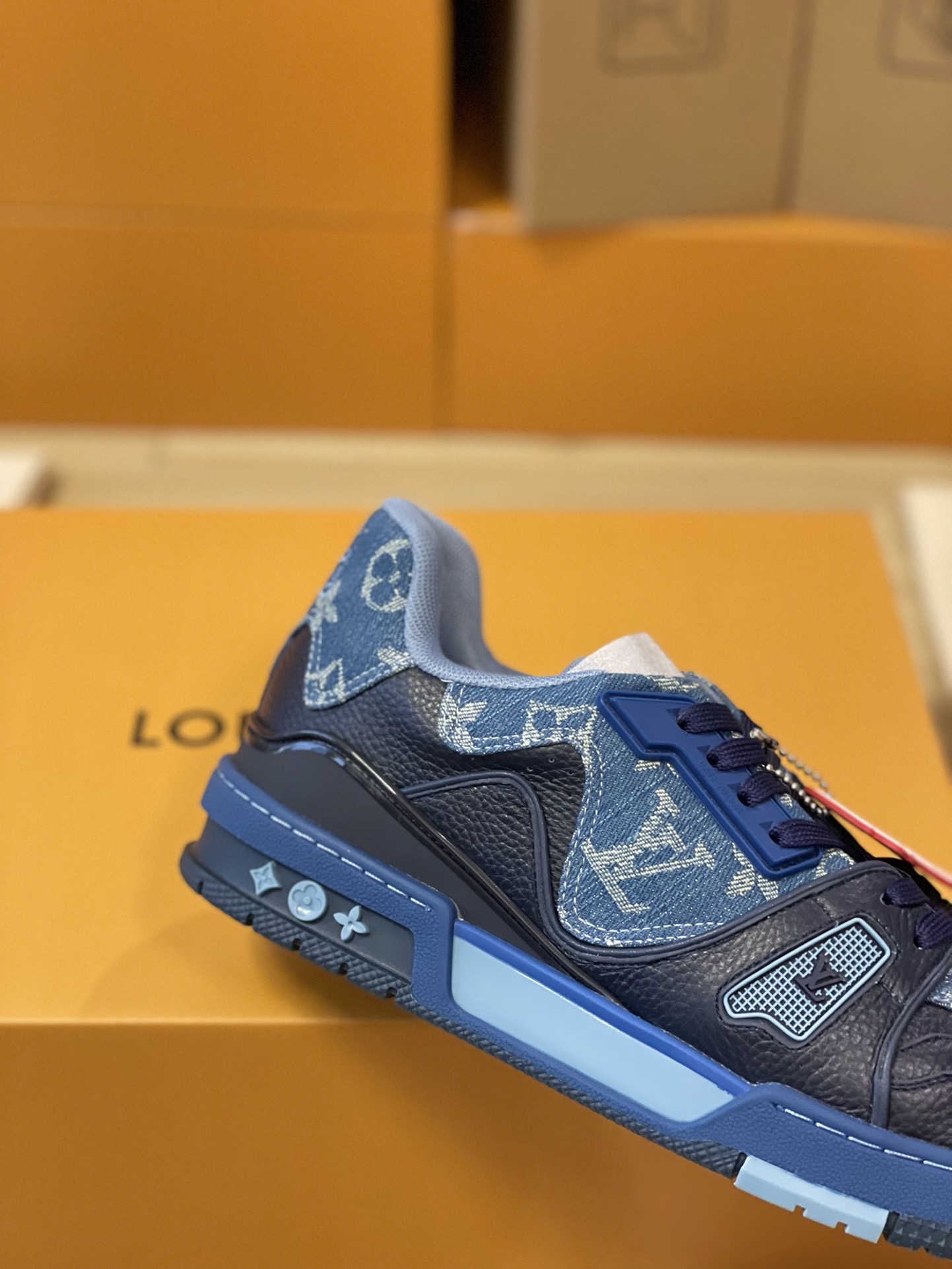 LV A貨深藍牛仔拼皮運動鞋 獨特色調展現街頭態度｜歐美奢侈品精品推薦