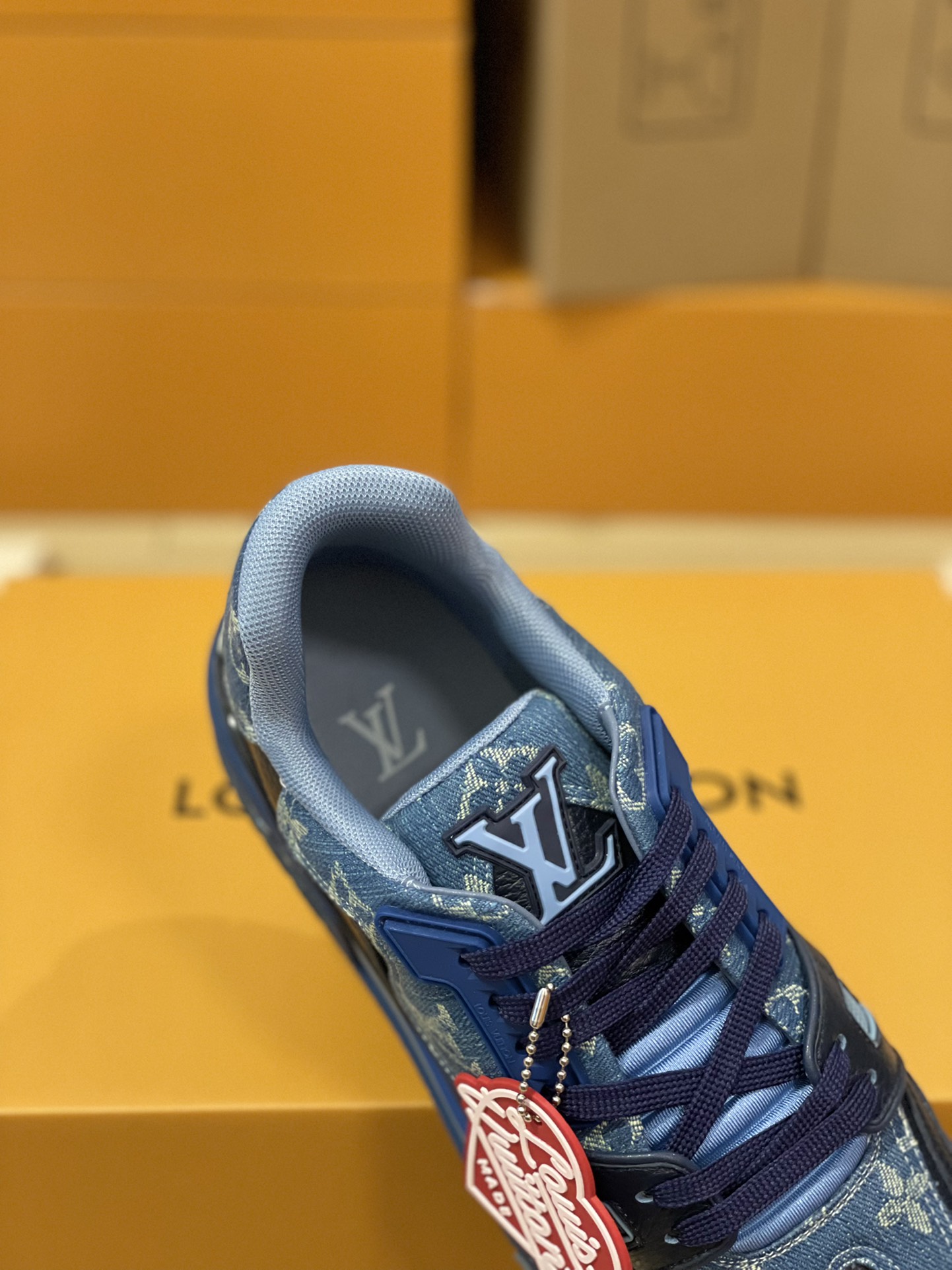 LV A貨深藍牛仔拼皮運動鞋 獨特色調展現街頭態度｜歐美奢侈品精品推薦