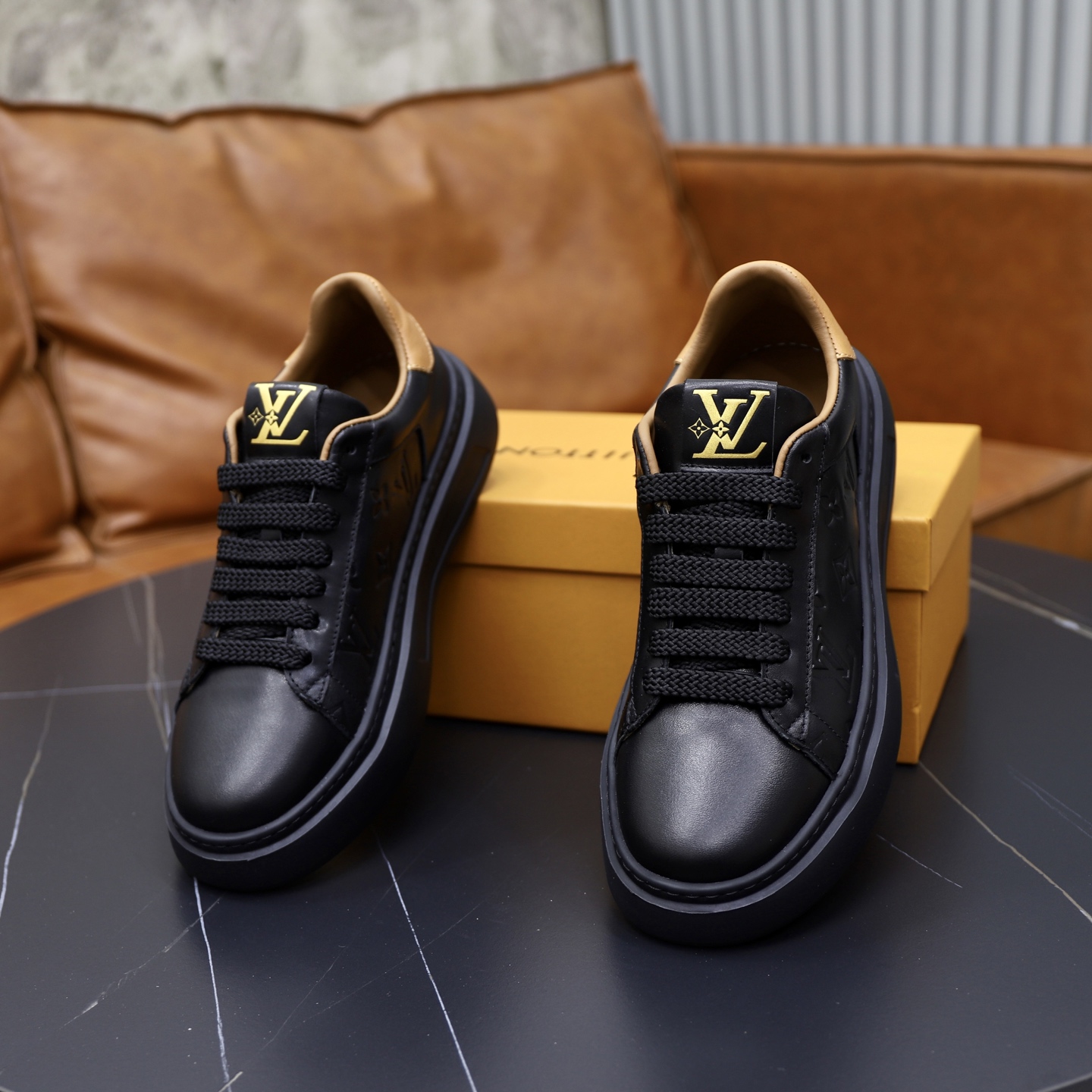 LV 一比一黑色簡約休閒鞋 經典金標細節百搭實用款｜歐美奢侈品精品推薦