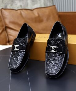 LV高仿漆皮皮鞋黑色亮面壓紋設計宴會穿搭款