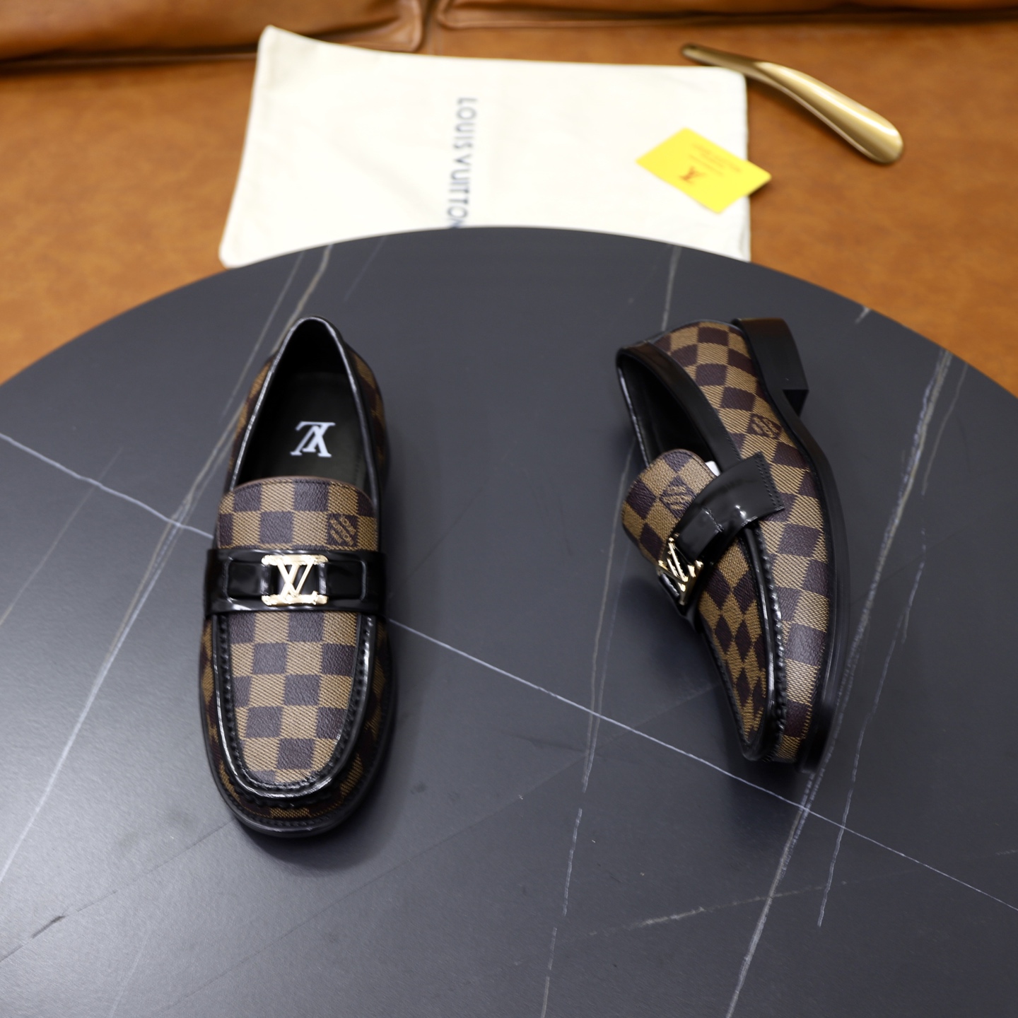 LV高仿老花樂福鞋精品設計金屬飾釦男士定番款｜歐美奢侈品精品推薦