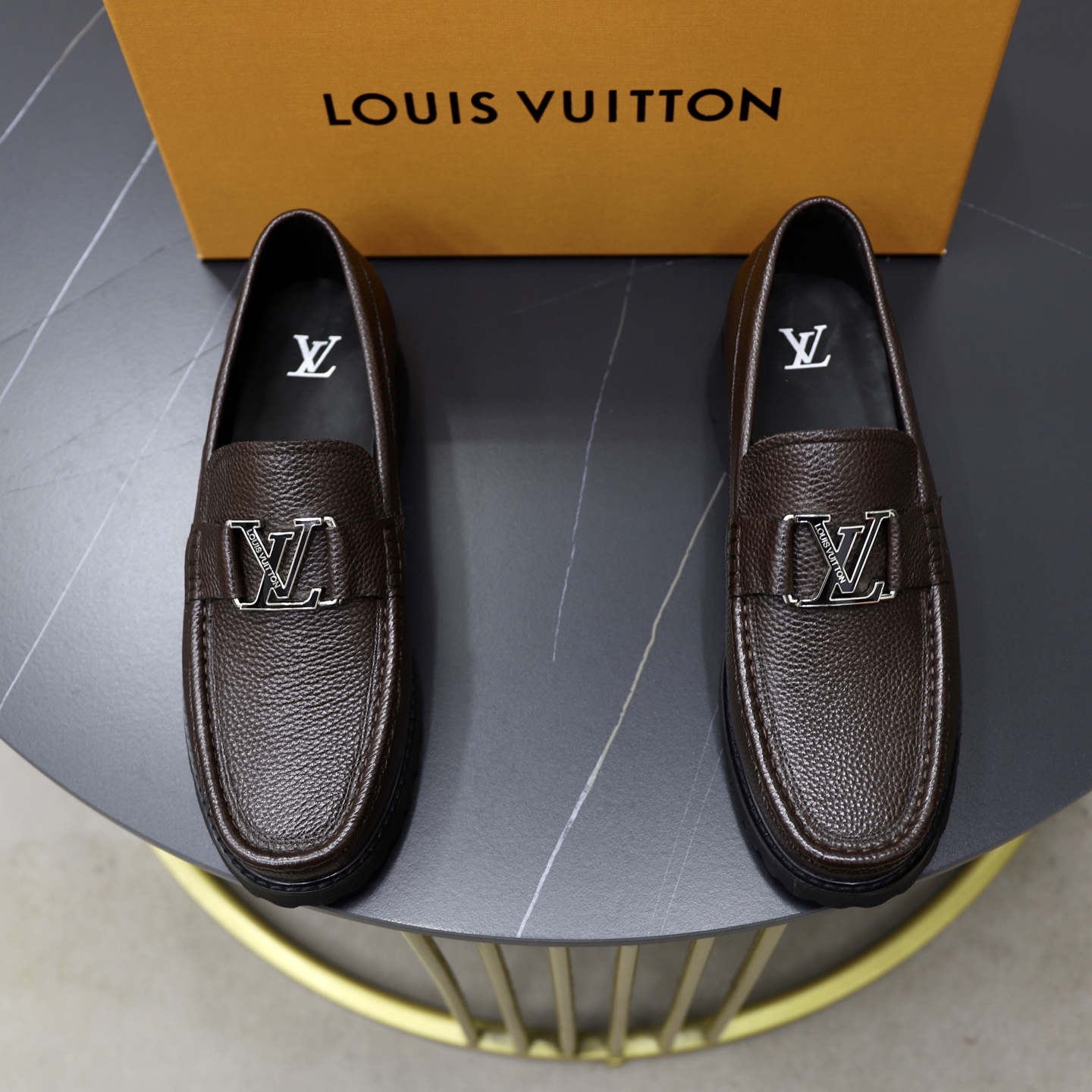 LV A貨咖啡色樂福鞋大Logo飾釦男鞋通勤百搭款式｜歐美奢侈品精品推薦