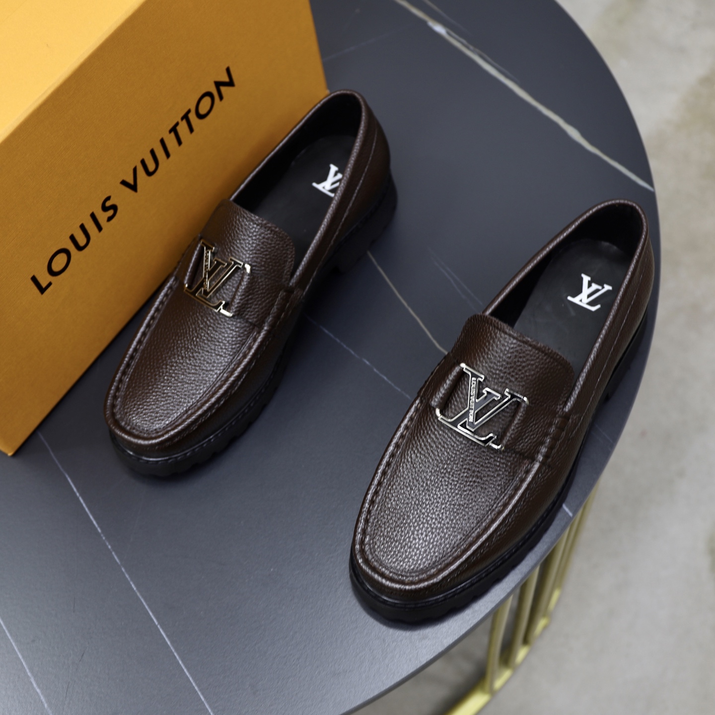 LV A貨咖啡色樂福鞋大Logo飾釦男鞋通勤百搭款式｜歐美奢侈品精品推薦