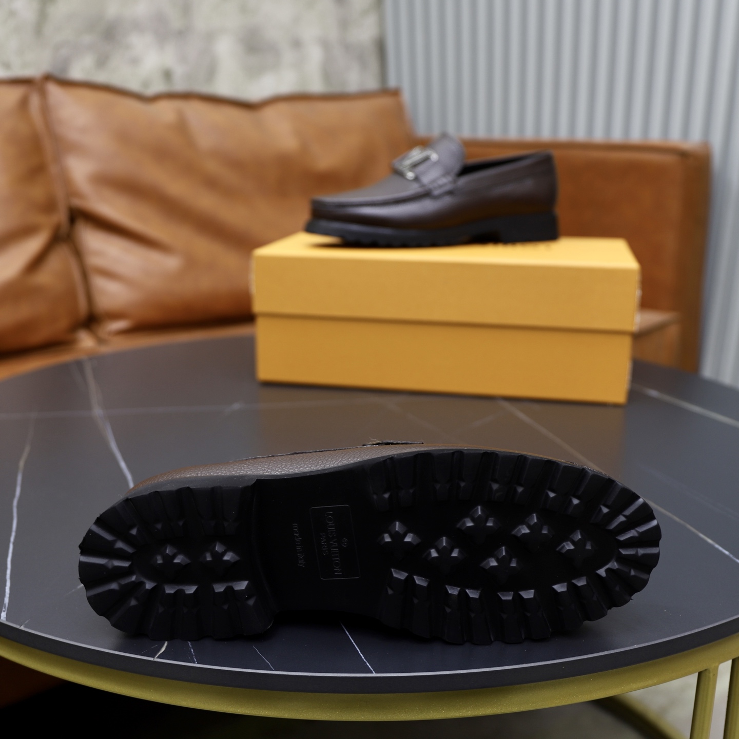 LV A貨咖啡色樂福鞋大Logo飾釦男鞋通勤百搭款式｜歐美奢侈品精品推薦
