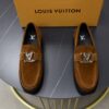 LV高仿焦糖麂皮樂福鞋復古質感大Logo飾釦紳士鞋款｜歐美奢侈品精品推薦
