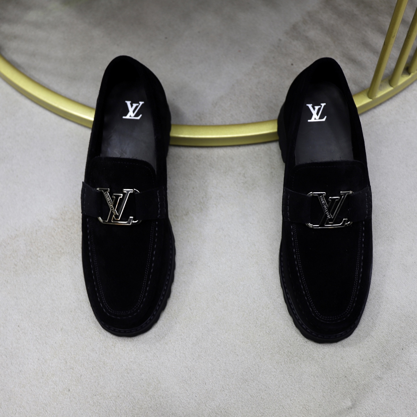 LV原單黑麂皮樂福鞋立體Logo飾釦質感沉穩紳士鞋款｜歐美奢侈品精品推薦