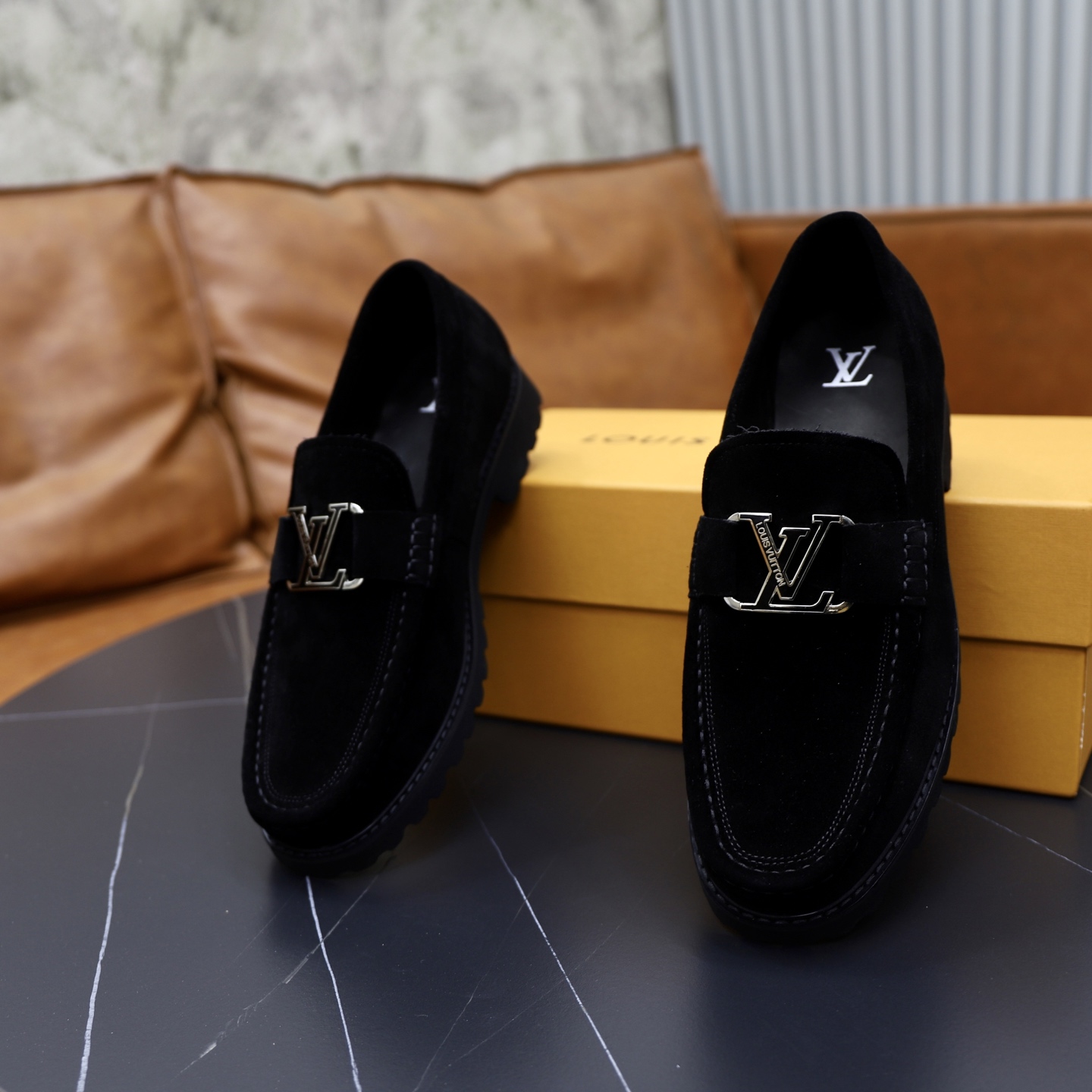 LV原單黑麂皮樂福鞋立體Logo飾釦質感沉穩紳士鞋款｜歐美奢侈品精品推薦