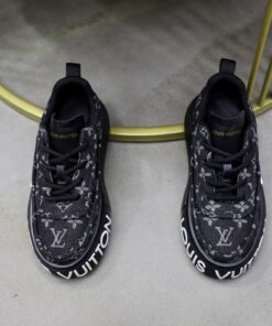 LV原單白色男款休閒鞋 經典壓印Logo簡約設計