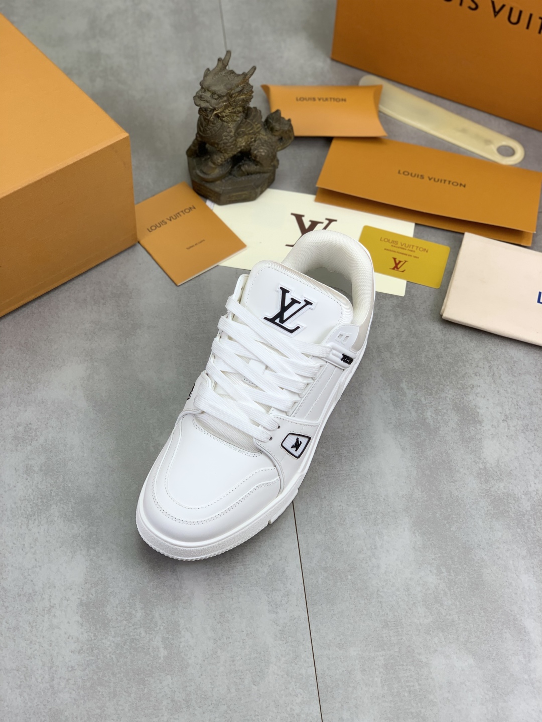 LV高仿男款白色運動鞋 簡約設計立體Logo壓印款｜歐美奢侈品精品推薦
