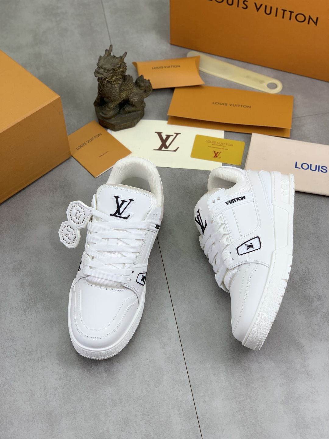 LV高仿男款白色運動鞋 簡約設計立體Logo壓印款｜歐美奢侈品精品推薦