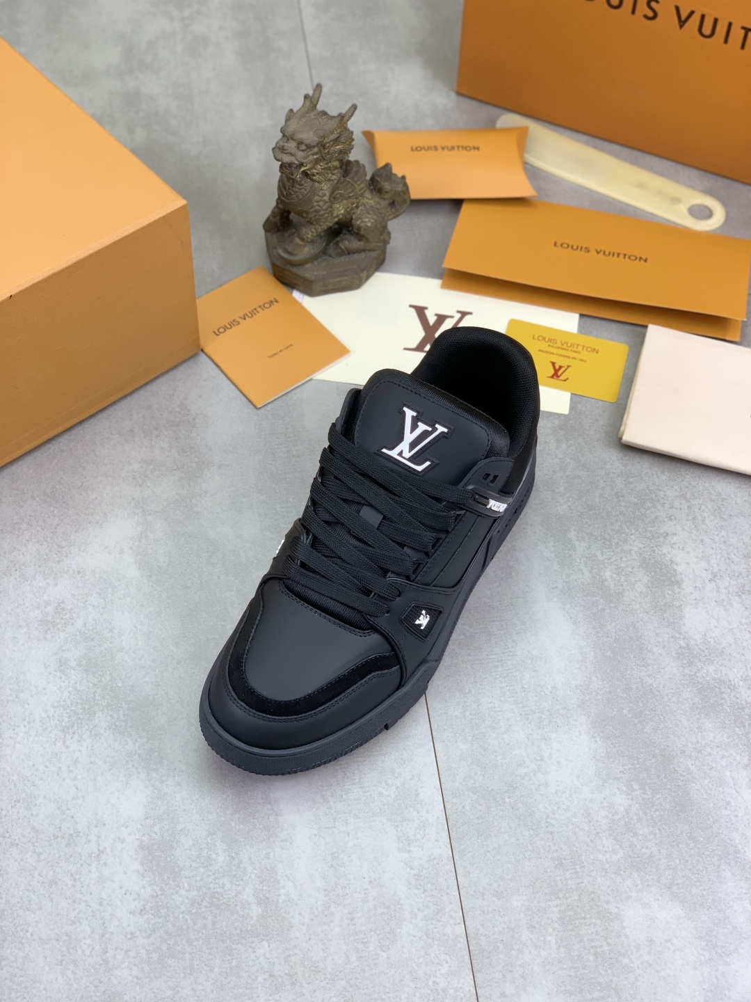 LV高仿男士黑色全皮運動鞋 硬挺造型品牌Logo款｜歐美奢侈品精品推薦