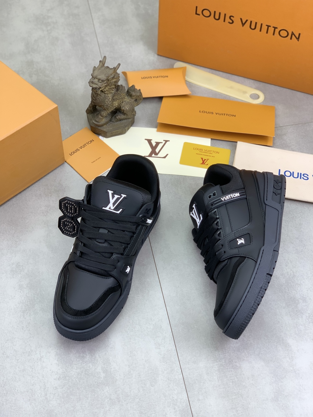 LV高仿男士黑色全皮運動鞋 硬挺造型品牌Logo款｜歐美奢侈品精品推薦