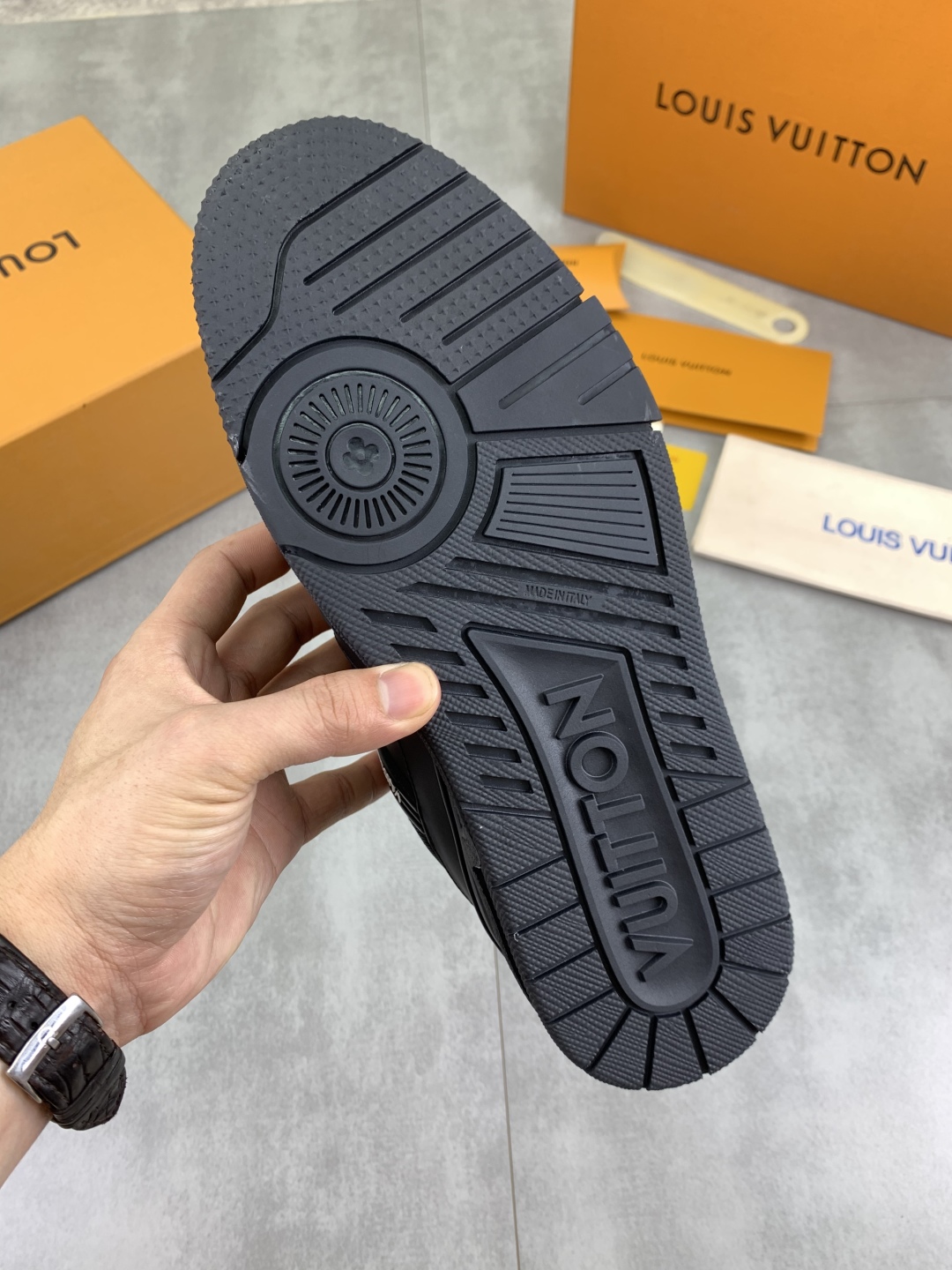 LV高仿男士黑色全皮運動鞋 硬挺造型品牌Logo款｜歐美奢侈品精品推薦