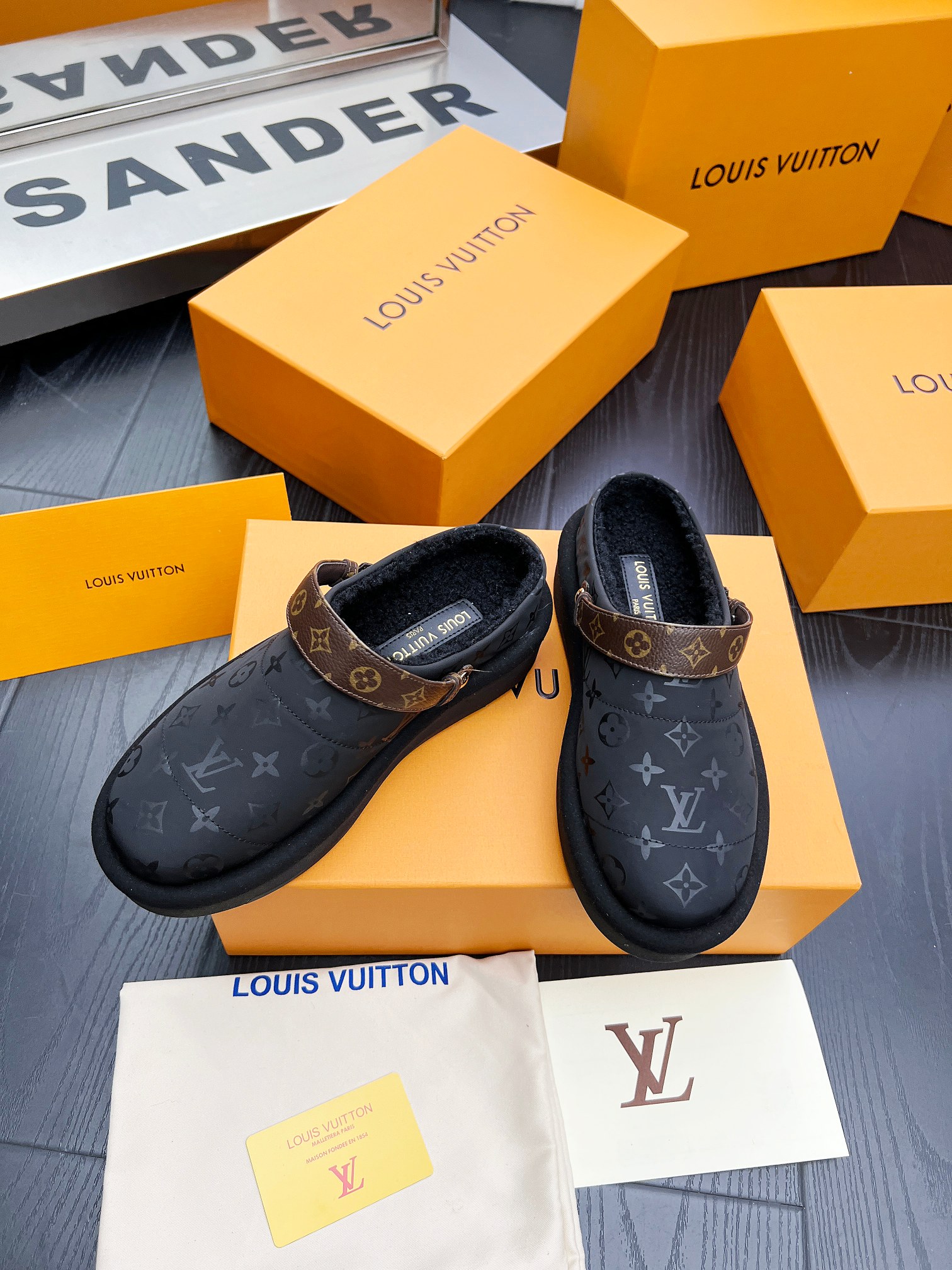 LV高仿男女款拖鞋經典黑色Monogram舒適設計｜歐美奢侈品精品推薦
