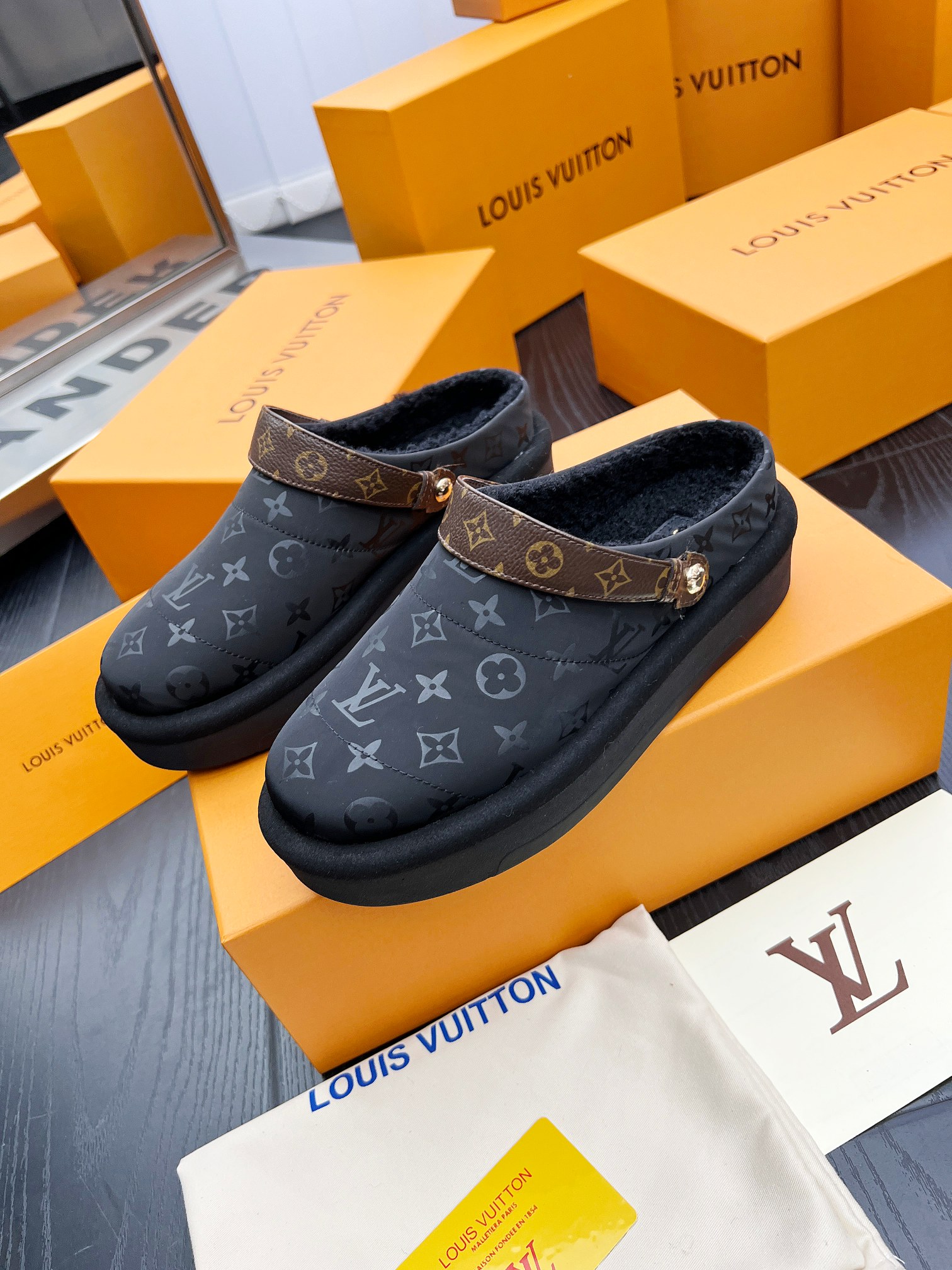 LV高仿男女款拖鞋經典黑色Monogram舒適設計｜歐美奢侈品精品推薦