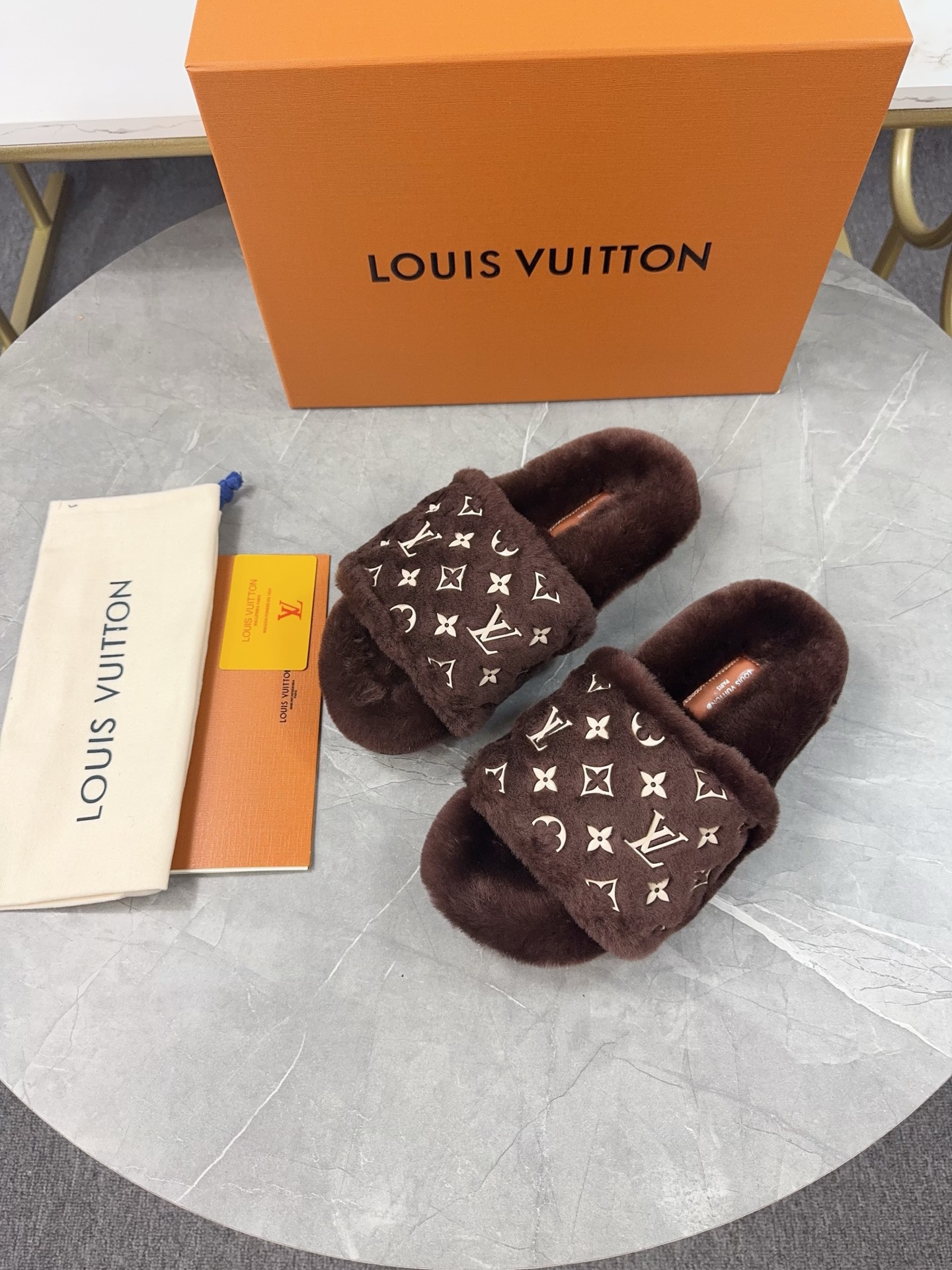 LV一比一女款毛毛拖鞋深棕色Monogram溫暖百搭｜歐美奢侈品精品推薦