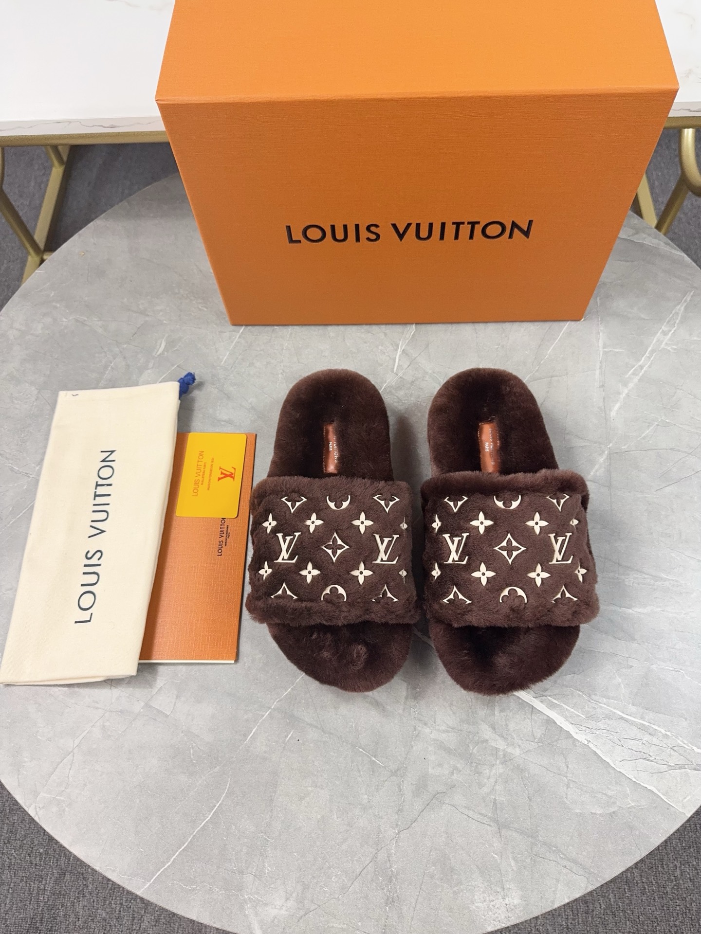 LV一比一女款毛毛拖鞋深棕色Monogram溫暖百搭｜歐美奢侈品精品推薦