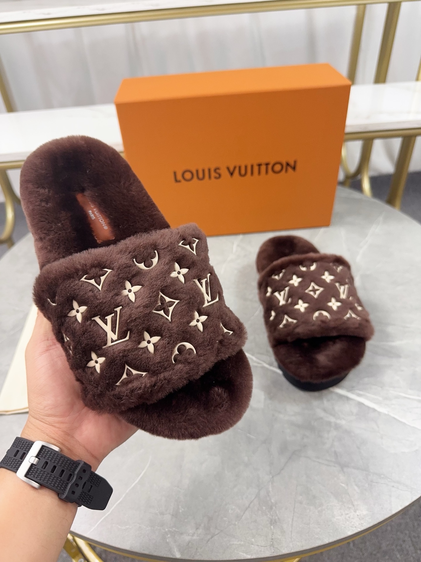 LV一比一女款毛毛拖鞋深棕色Monogram溫暖百搭｜歐美奢侈品精品推薦