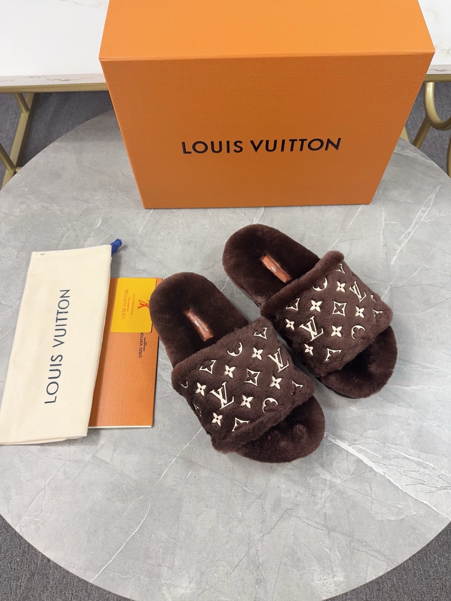LV一比一女款毛毛拖鞋深棕色Monogram溫暖百搭｜歐美奢侈品精品推薦