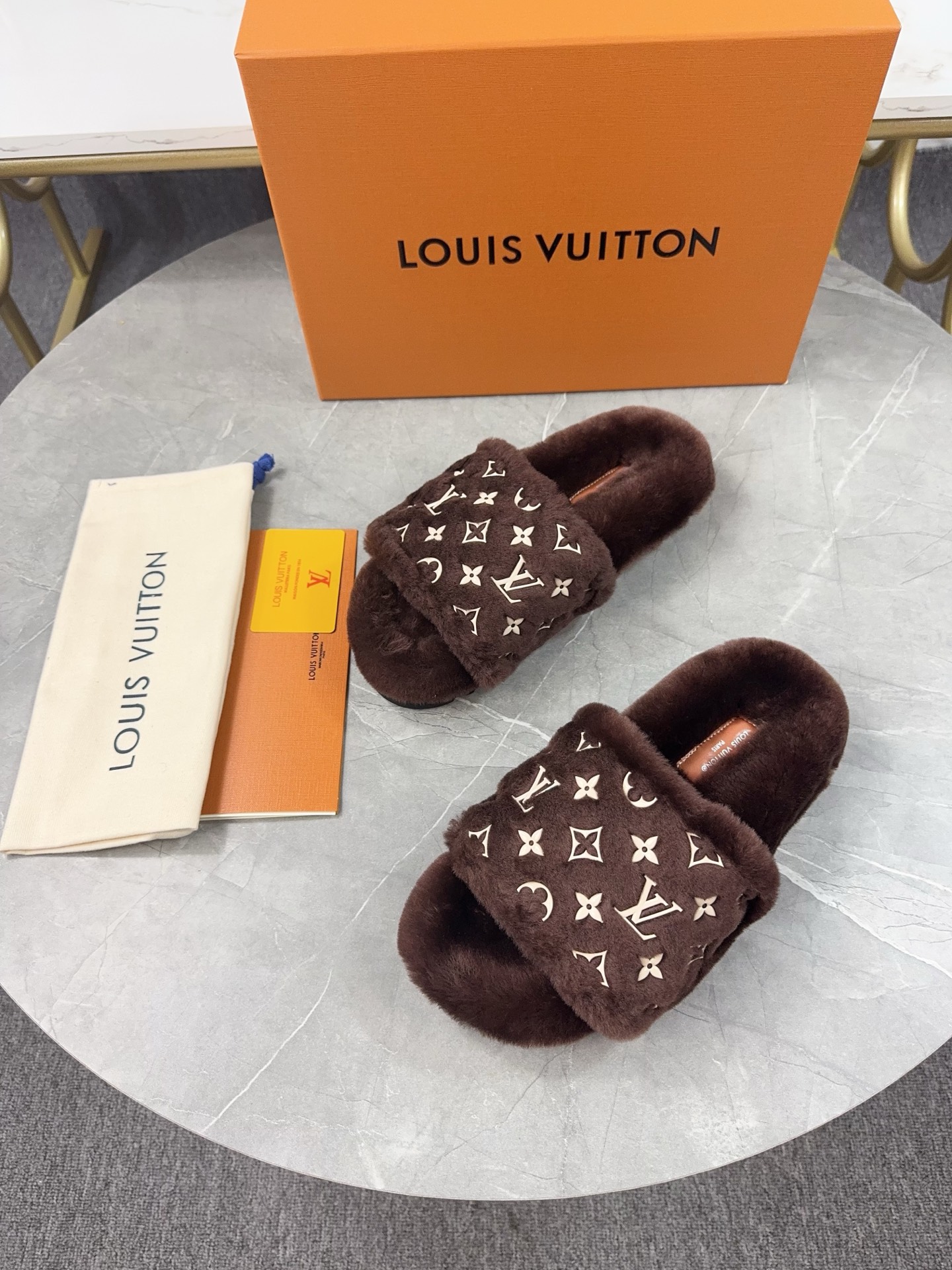 LV一比一女款毛毛拖鞋深棕色Monogram溫暖百搭｜歐美奢侈品精品推薦