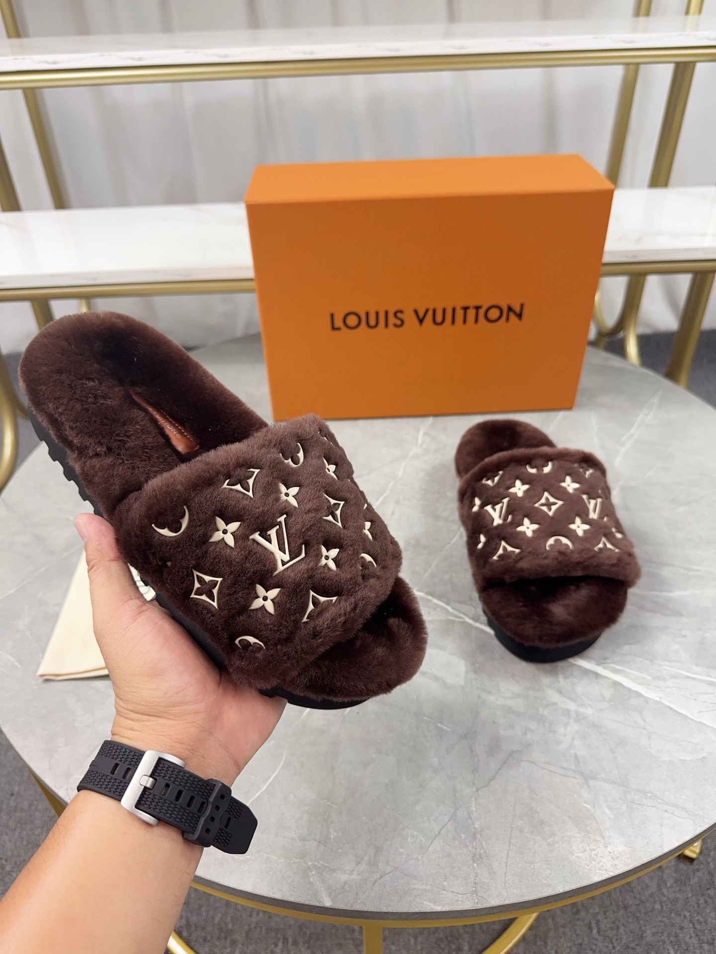 LV一比一女款毛毛拖鞋深棕色Monogram溫暖百搭｜歐美奢侈品精品推薦