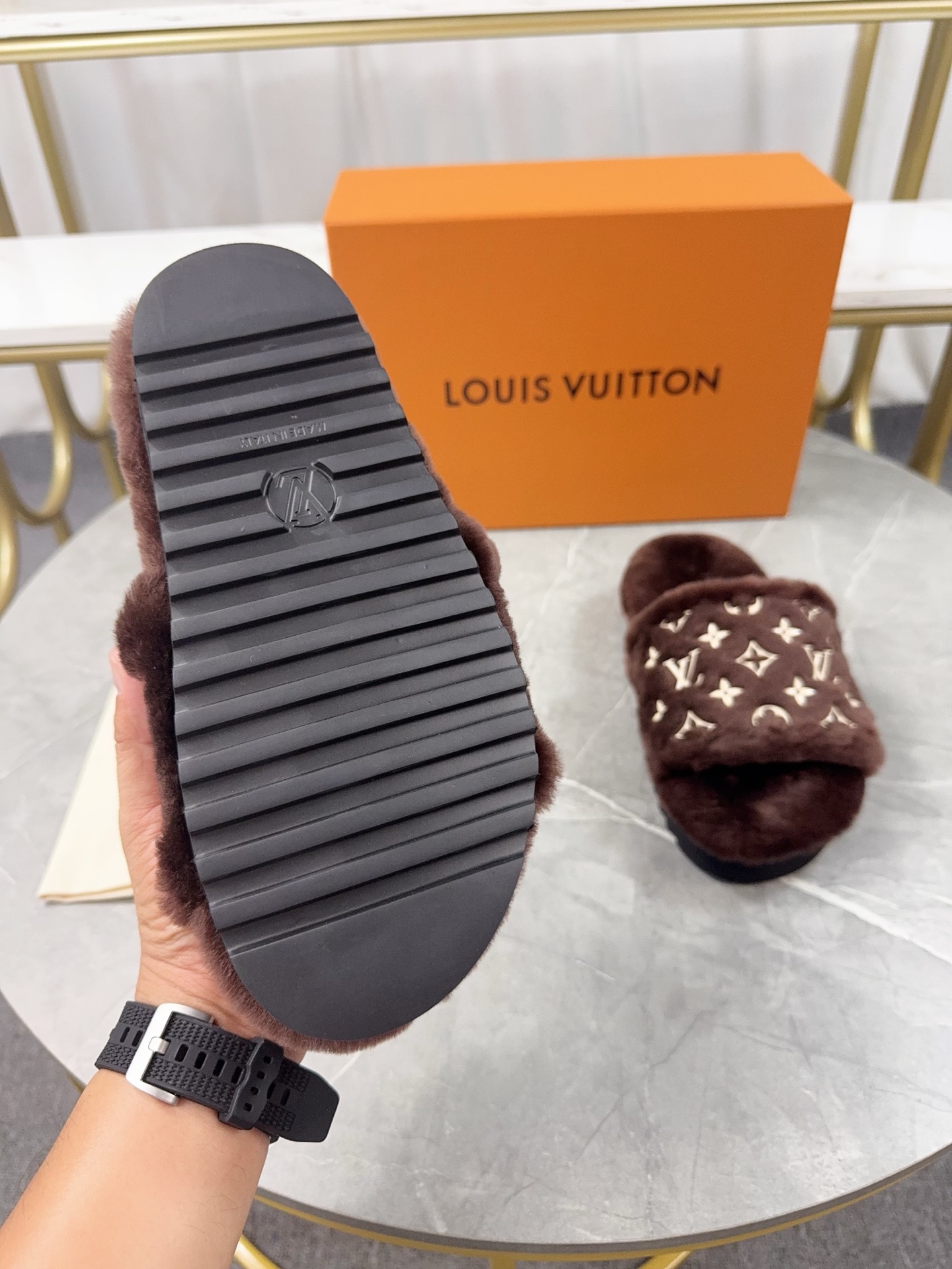 LV一比一女款毛毛拖鞋深棕色Monogram溫暖百搭｜歐美奢侈品精品推薦