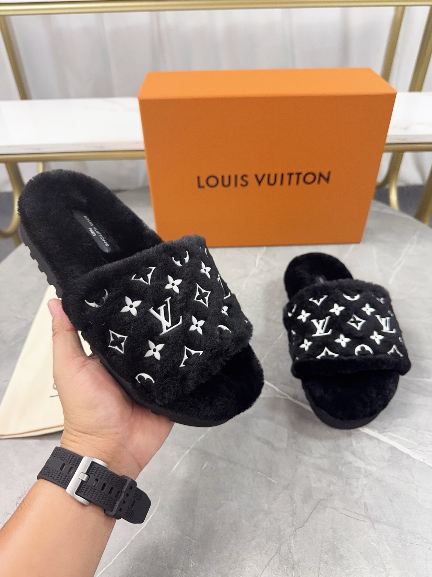 LV高仿女款毛毛拖鞋經典黑色Logo舒適時尚｜歐美奢侈品精品推薦