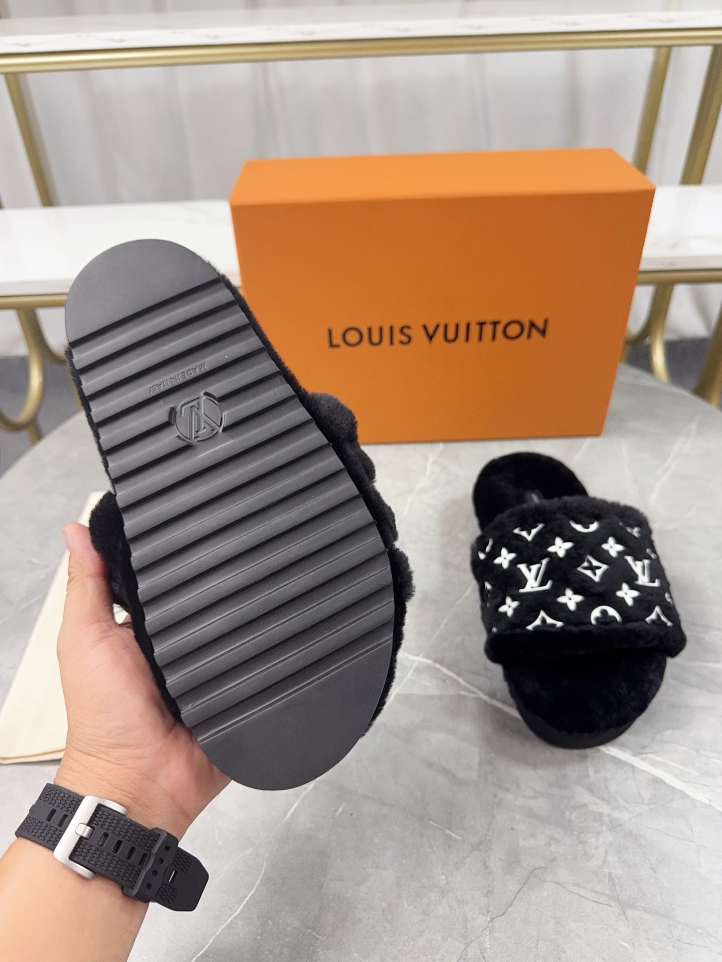 LV高仿女款毛毛拖鞋經典黑色Logo舒適時尚｜歐美奢侈品精品推薦