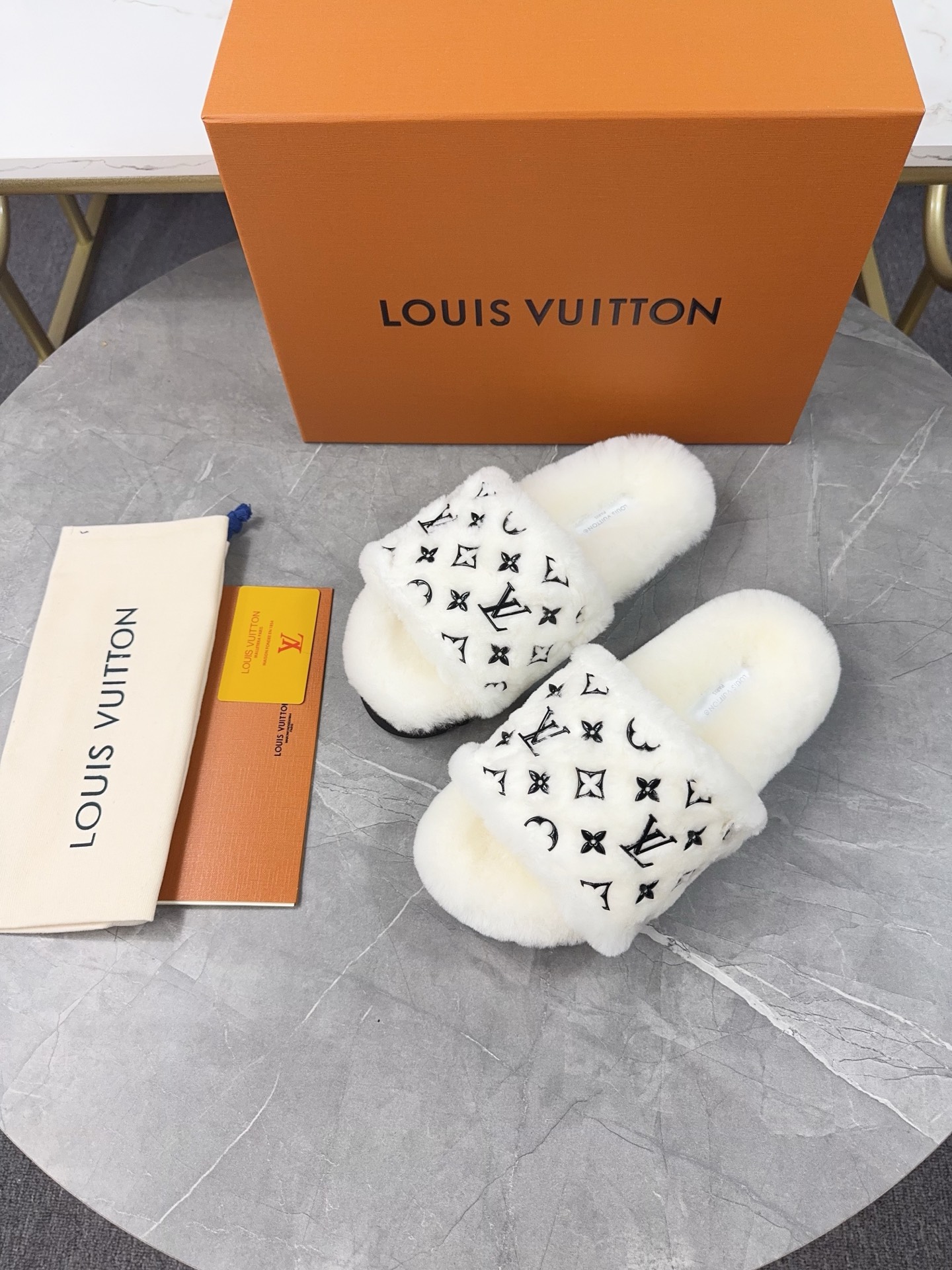 LV原單女款白色毛毛拖鞋Monogram百搭設計｜歐美奢侈品精品推薦
