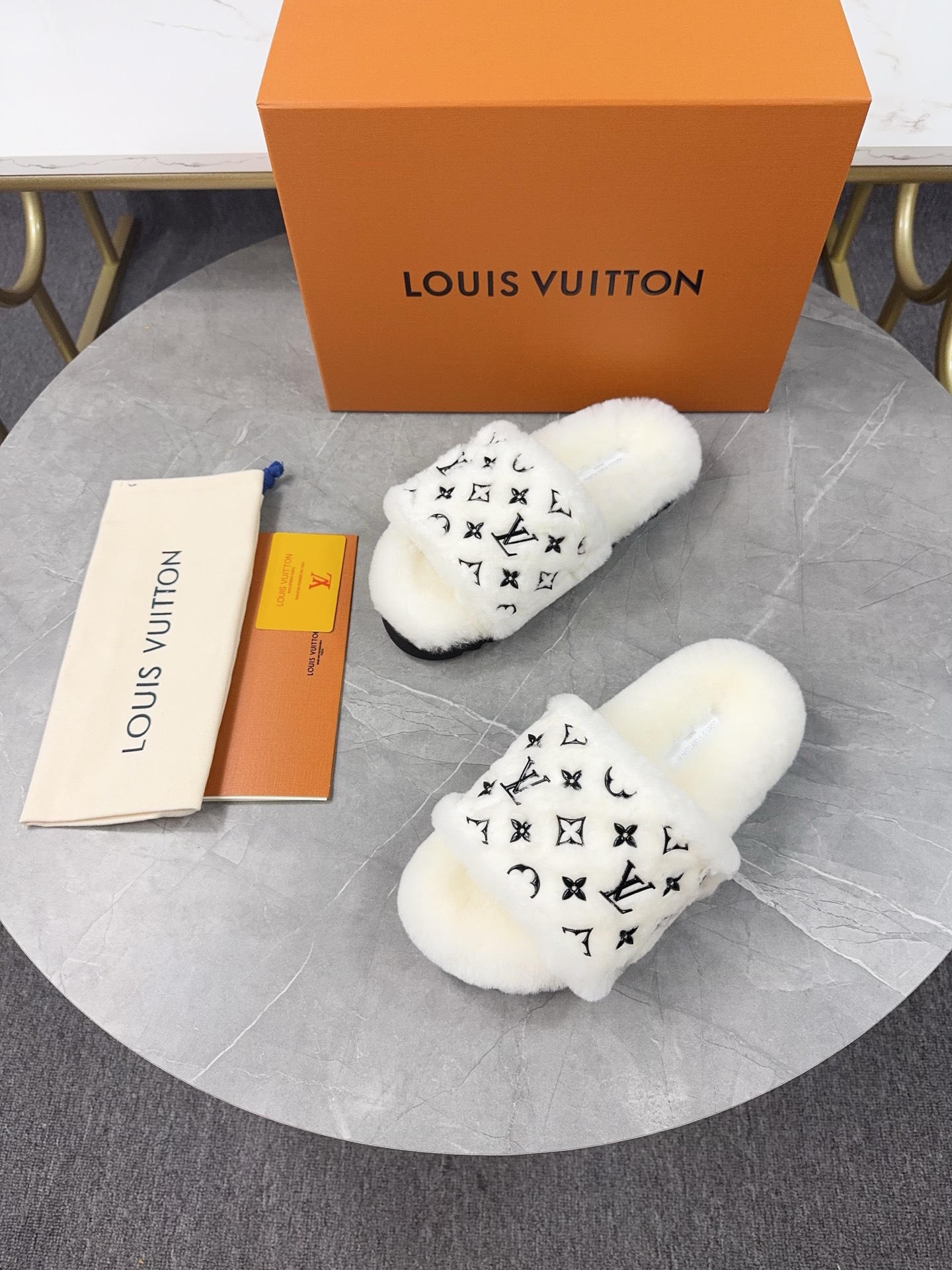 LV原單女款白色毛毛拖鞋Monogram百搭設計｜歐美奢侈品精品推薦