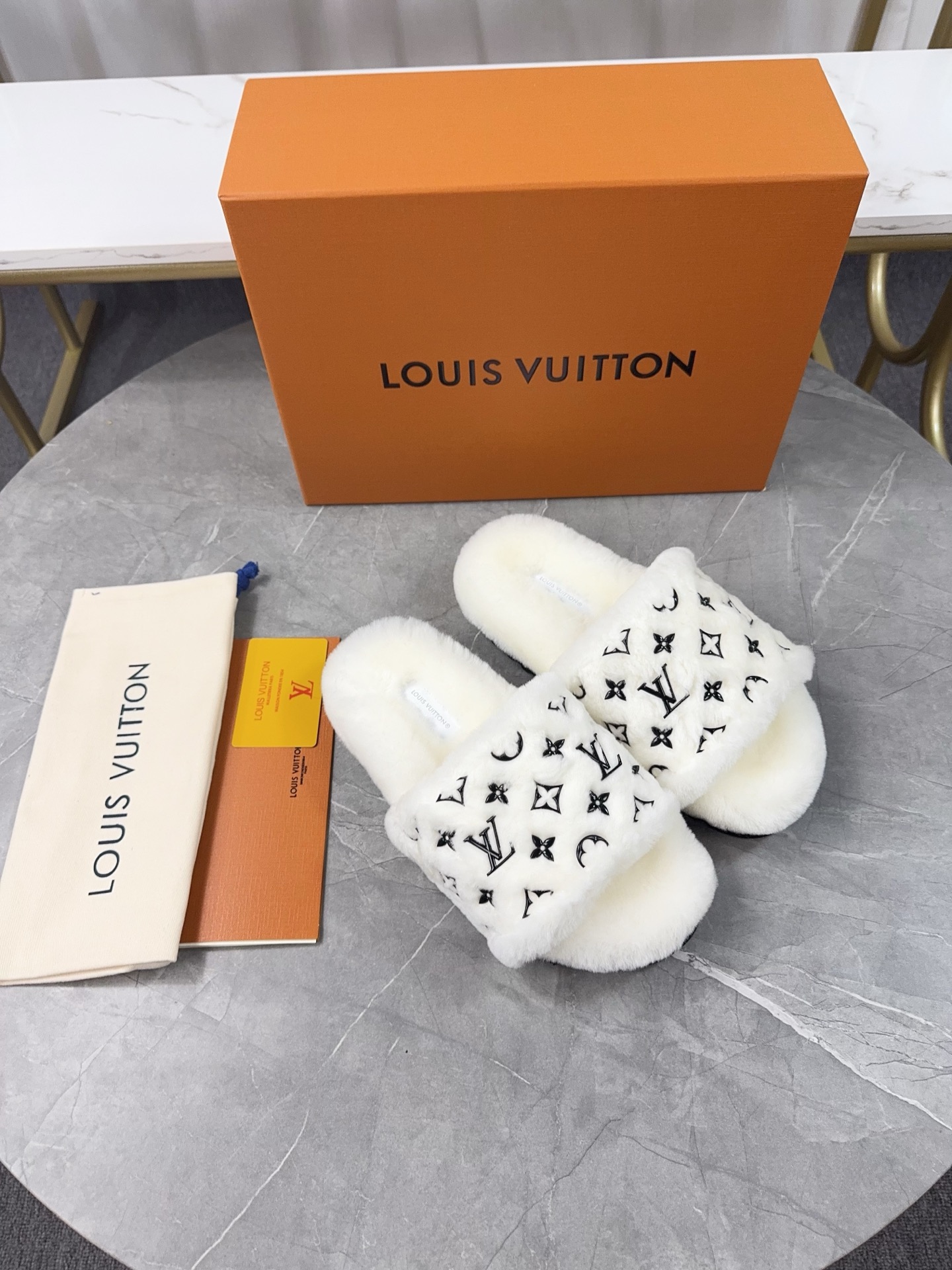 LV原單女款白色毛毛拖鞋Monogram百搭設計｜歐美奢侈品精品推薦