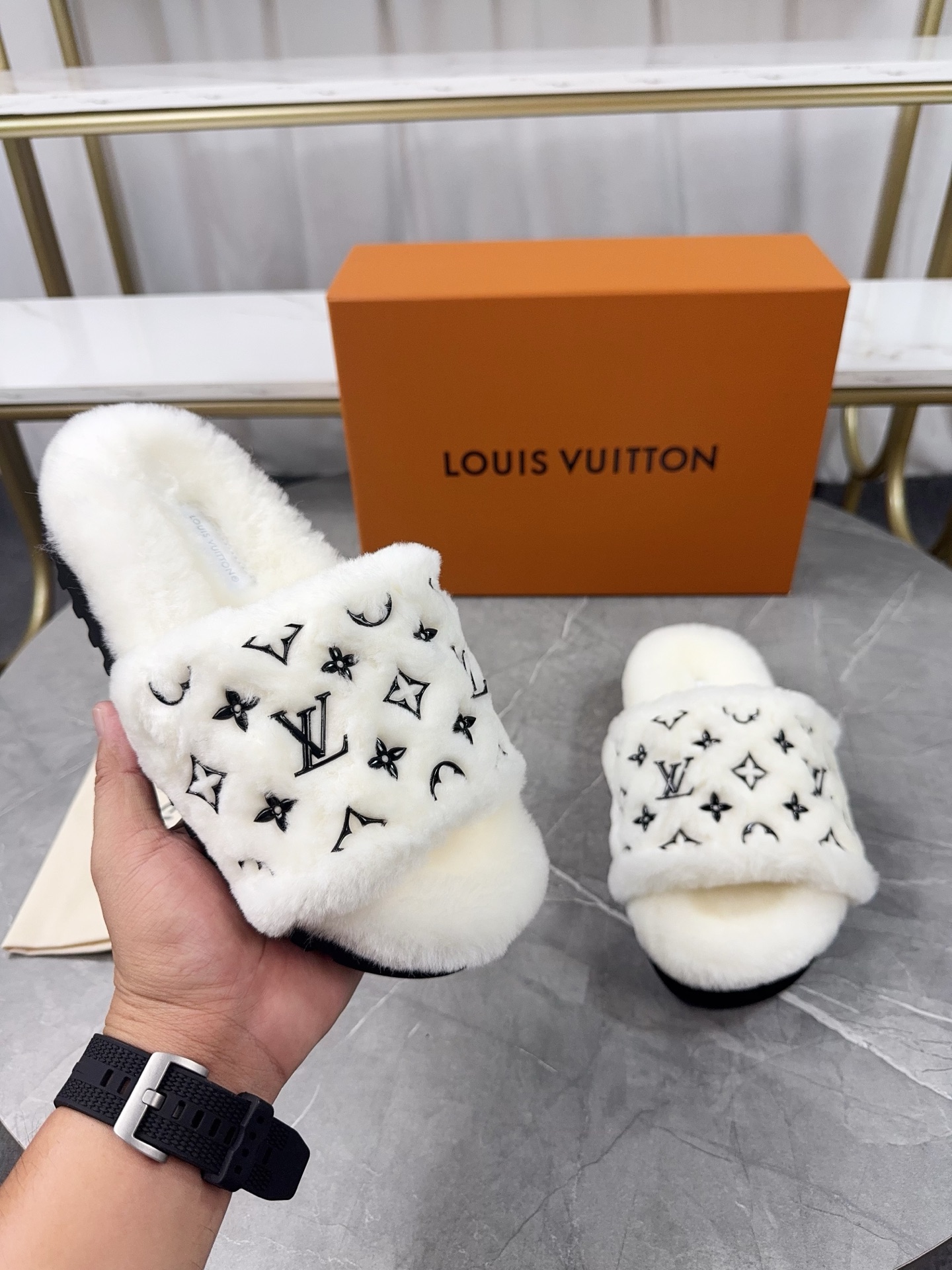 LV原單女款白色毛毛拖鞋Monogram百搭設計｜歐美奢侈品精品推薦