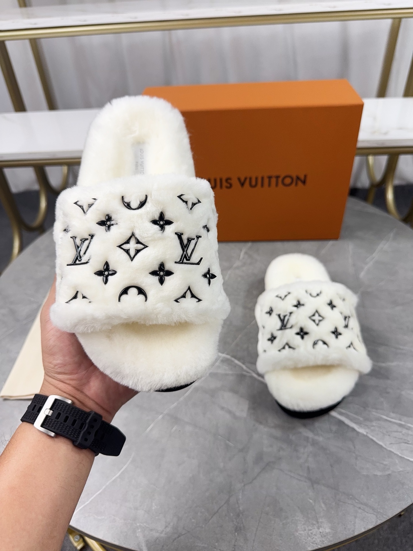 LV原單女款白色毛毛拖鞋Monogram百搭設計｜歐美奢侈品精品推薦