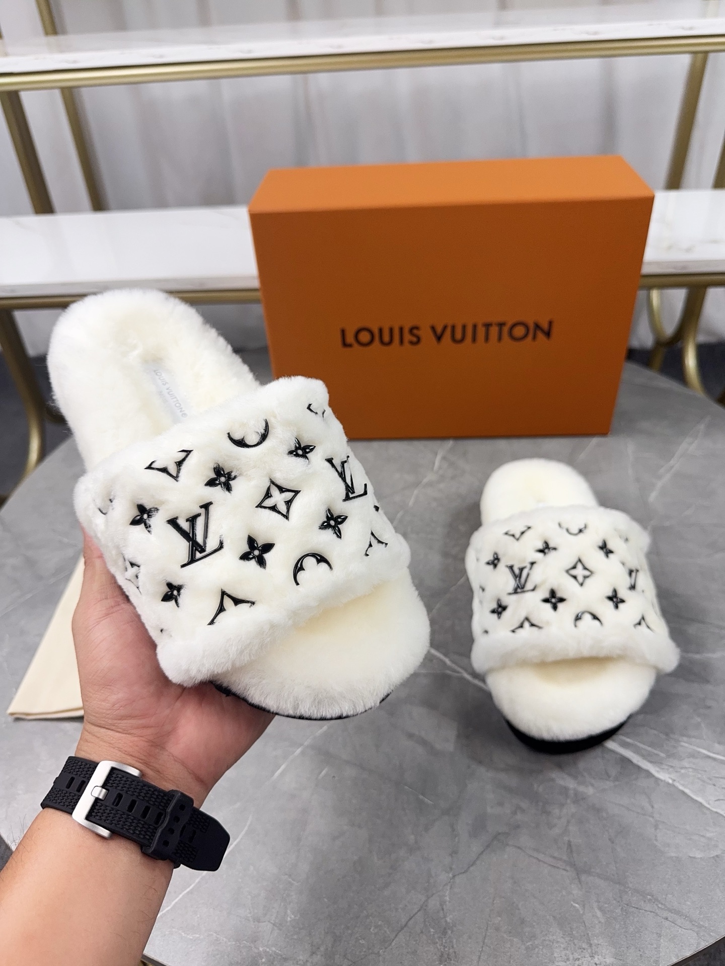 LV原單女款白色毛毛拖鞋Monogram百搭設計｜歐美奢侈品精品推薦