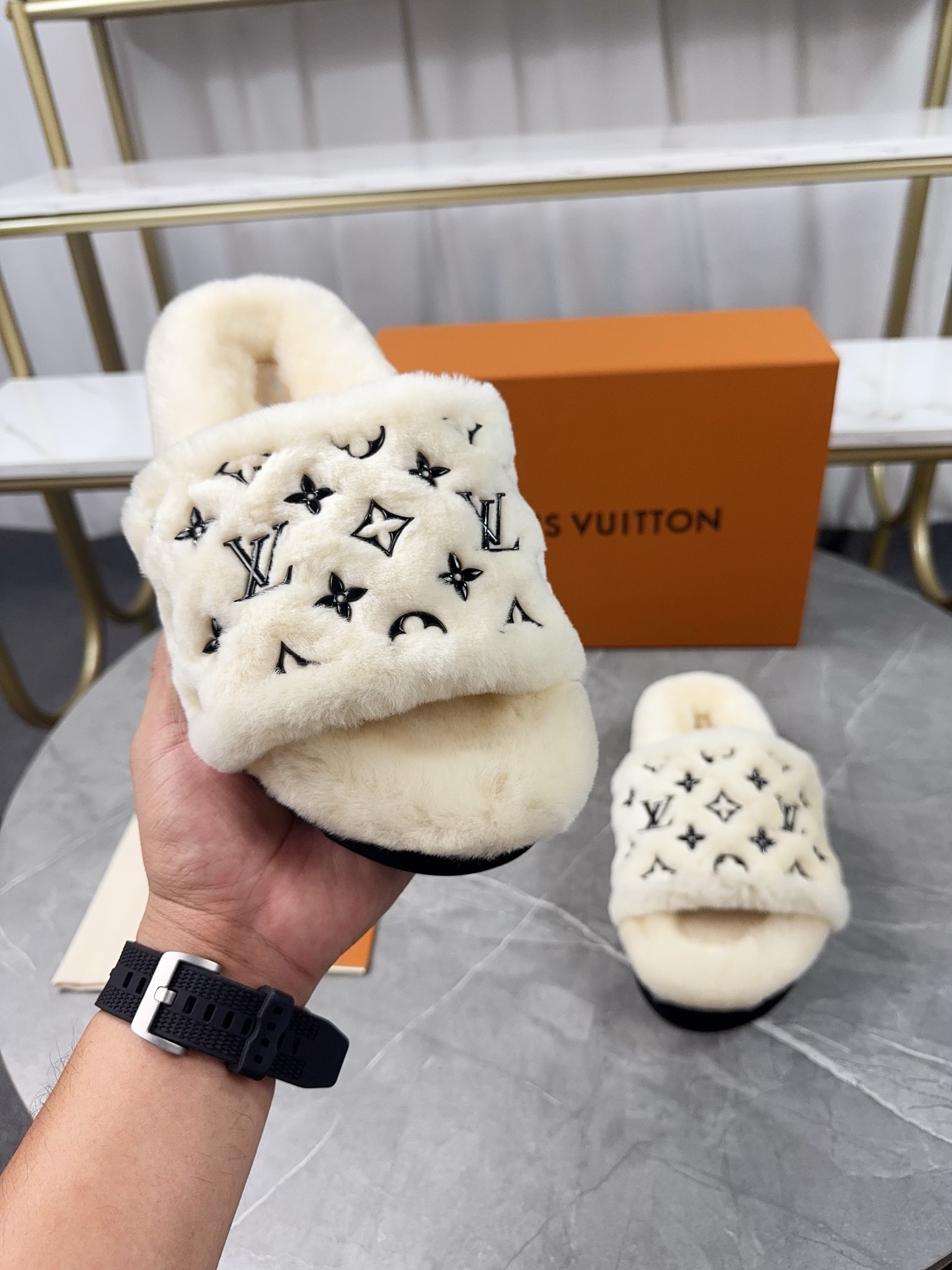 LV原單女款毛毛拖鞋奶白色Logo百搭溫柔設計｜歐美奢侈品精品推薦
